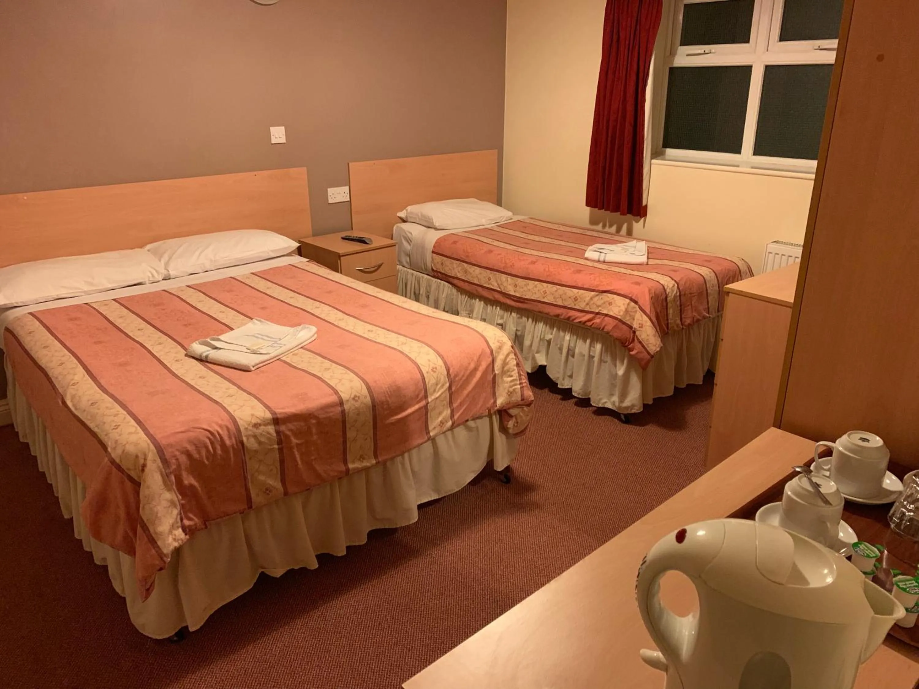 Bedroom, Bed in Belmont Hotel