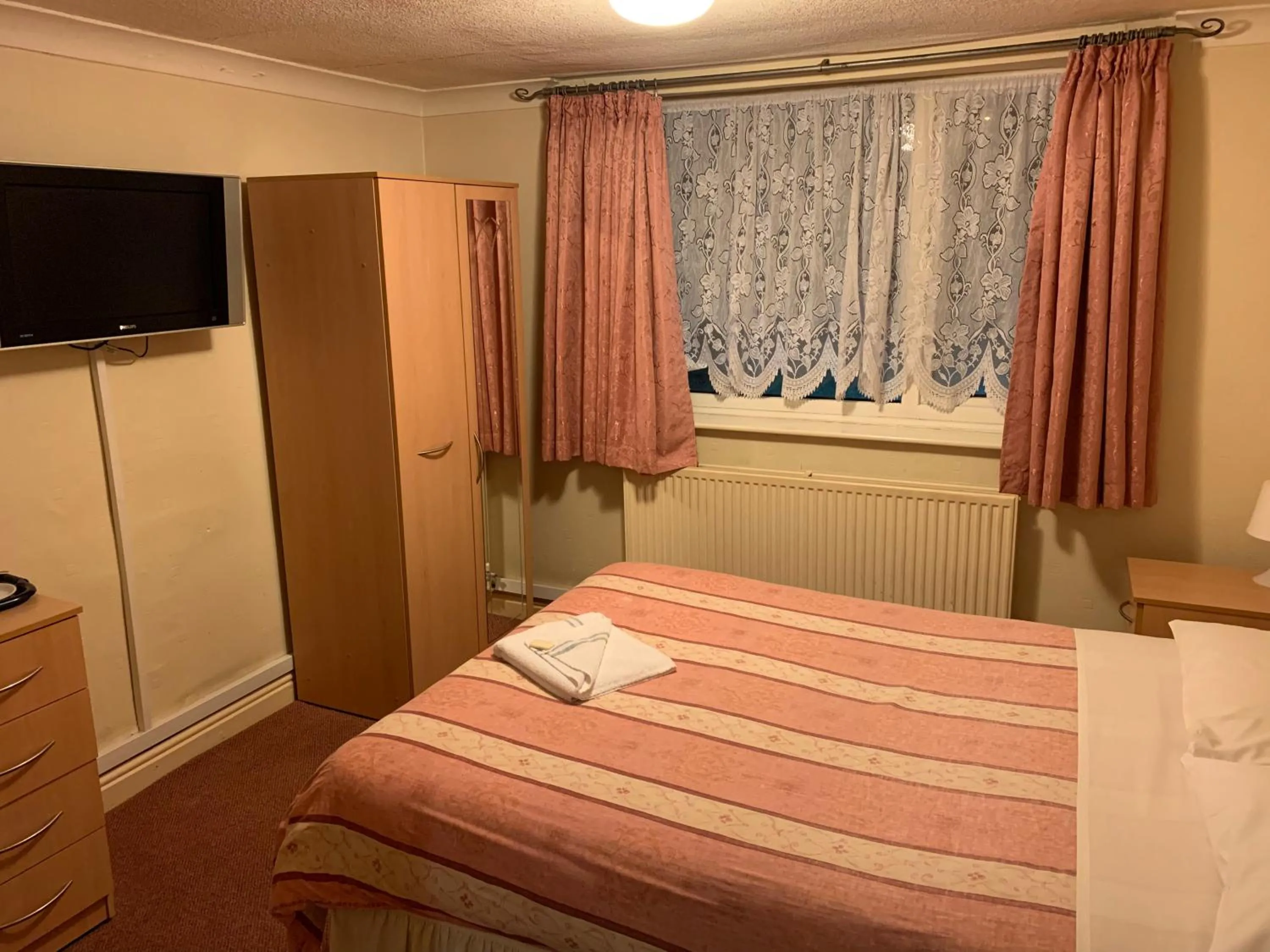 Bedroom, Bed in Belmont Hotel