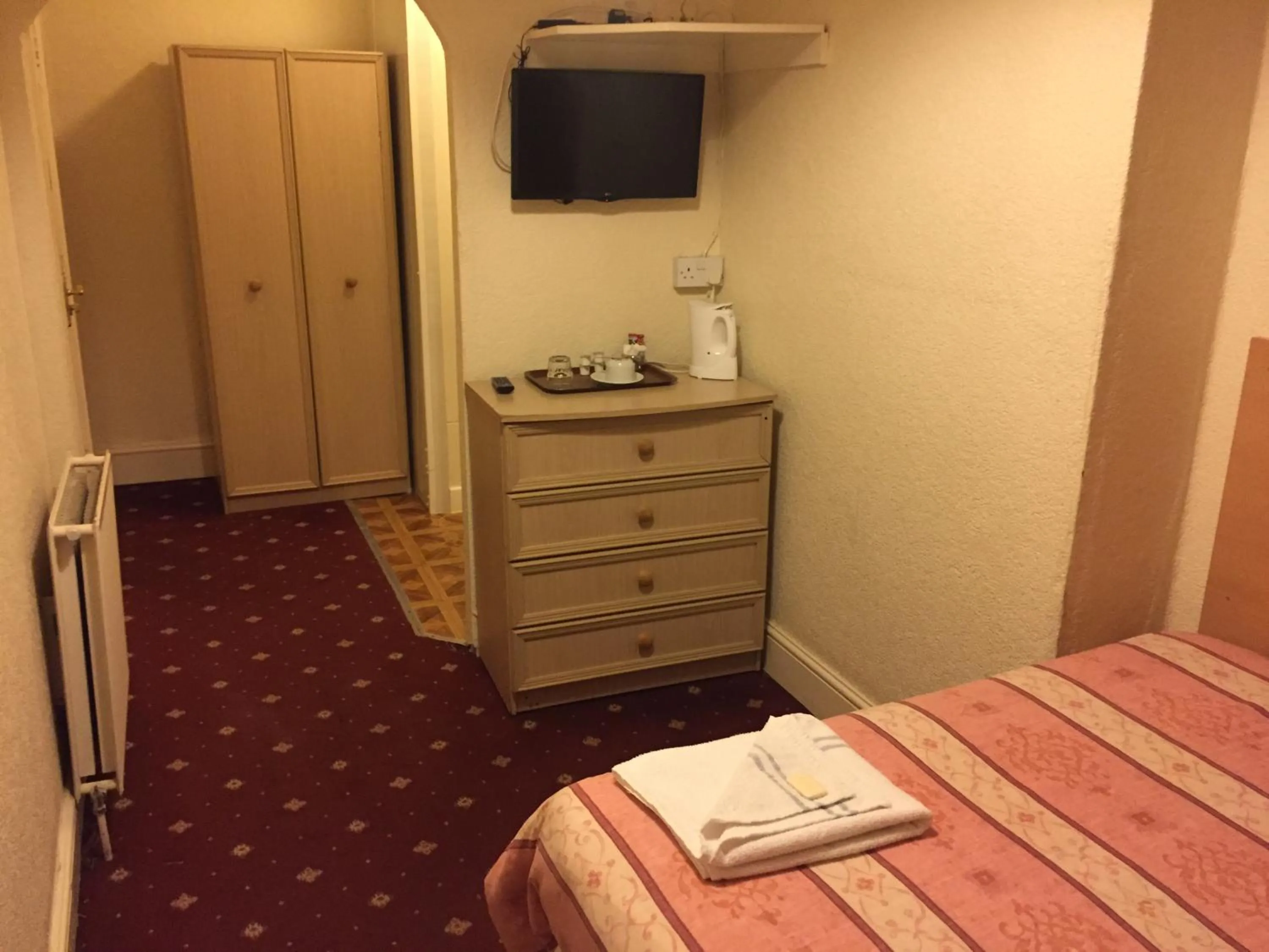 Bedroom, Bed in Belmont Hotel