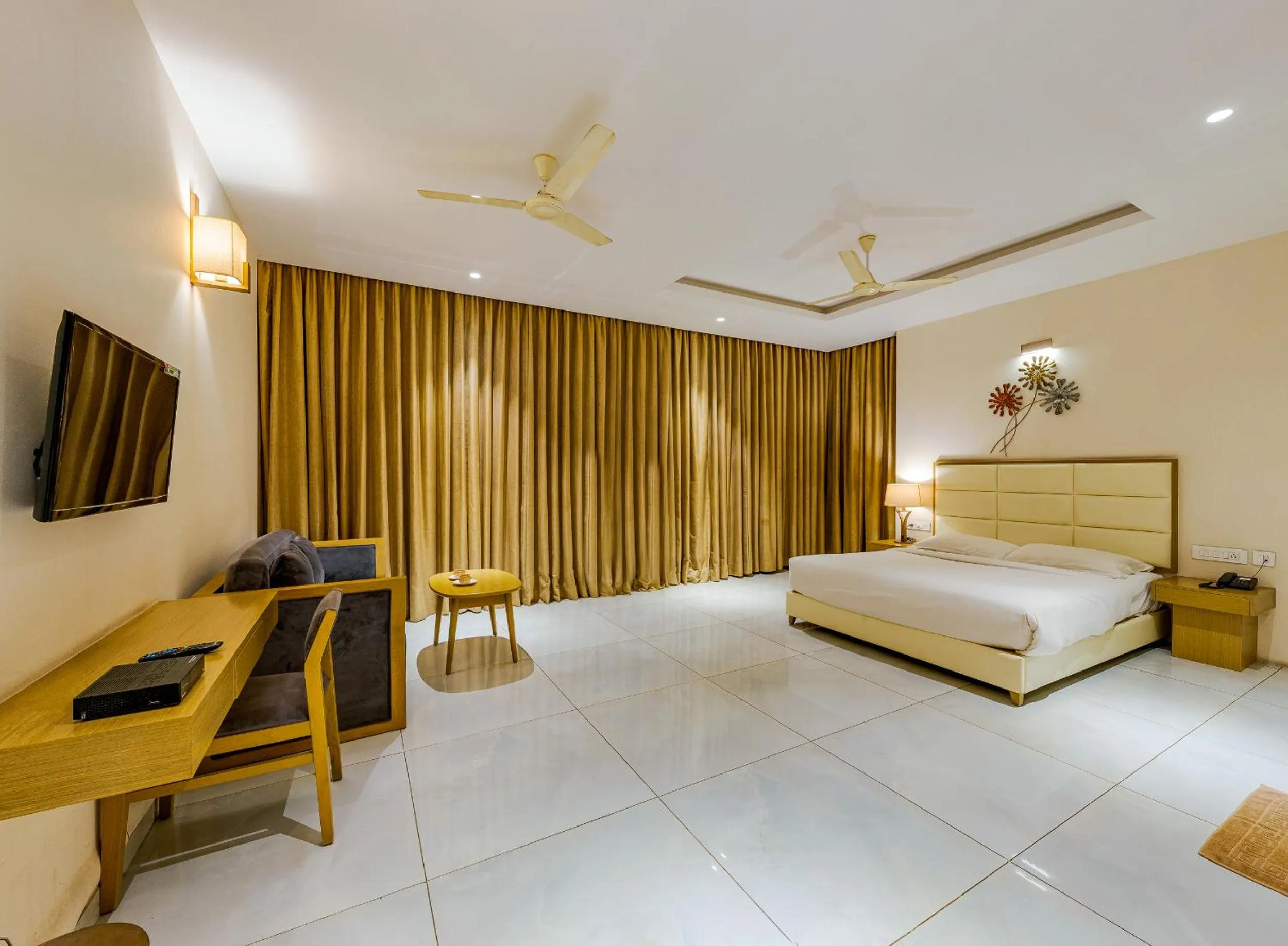 Communal lounge/ TV room, Bed in Hotel Sapphire Premium Hotel & Suite