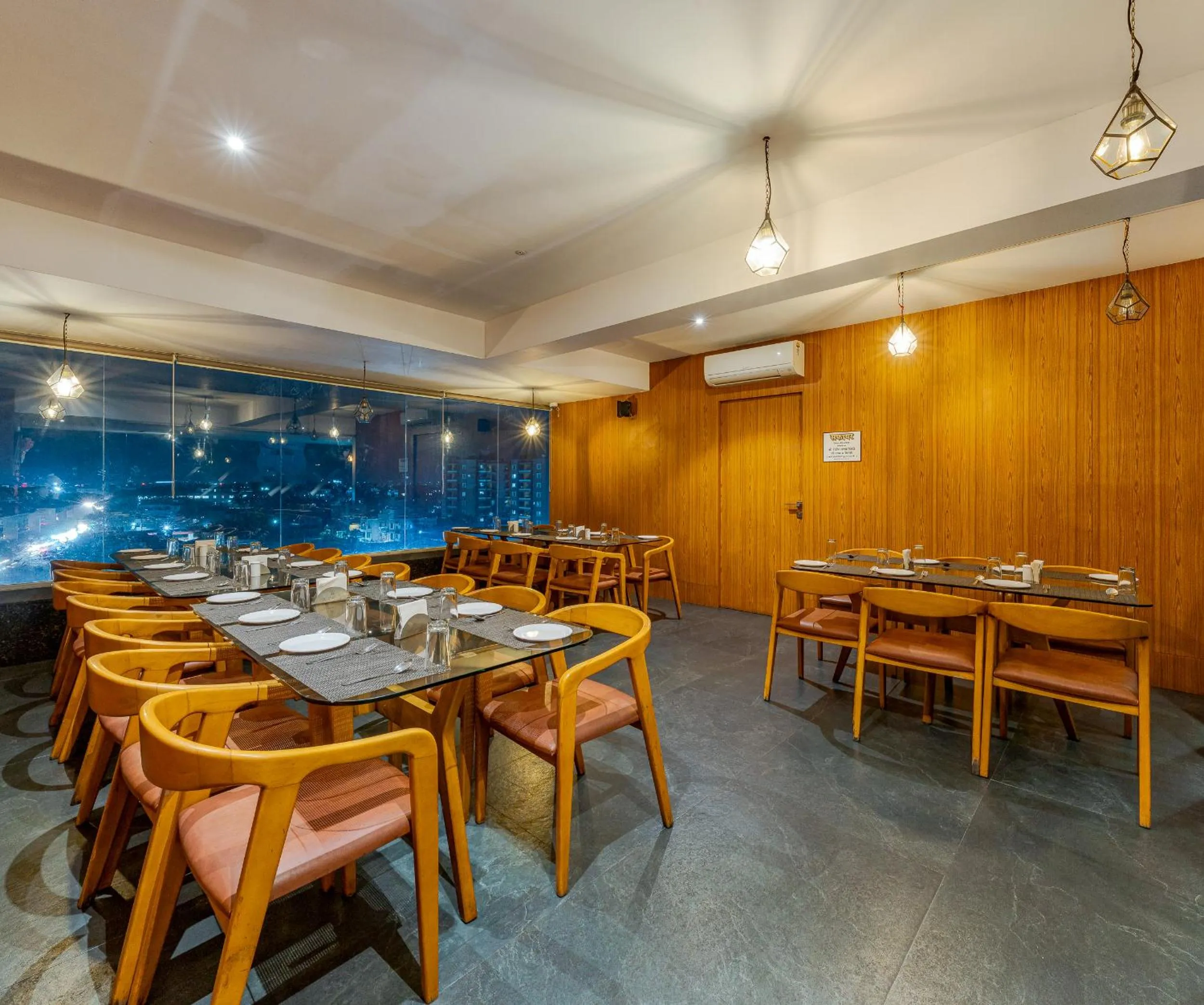 Restaurant/places to eat in Hotel Sapphire Premium Hotel & Suite