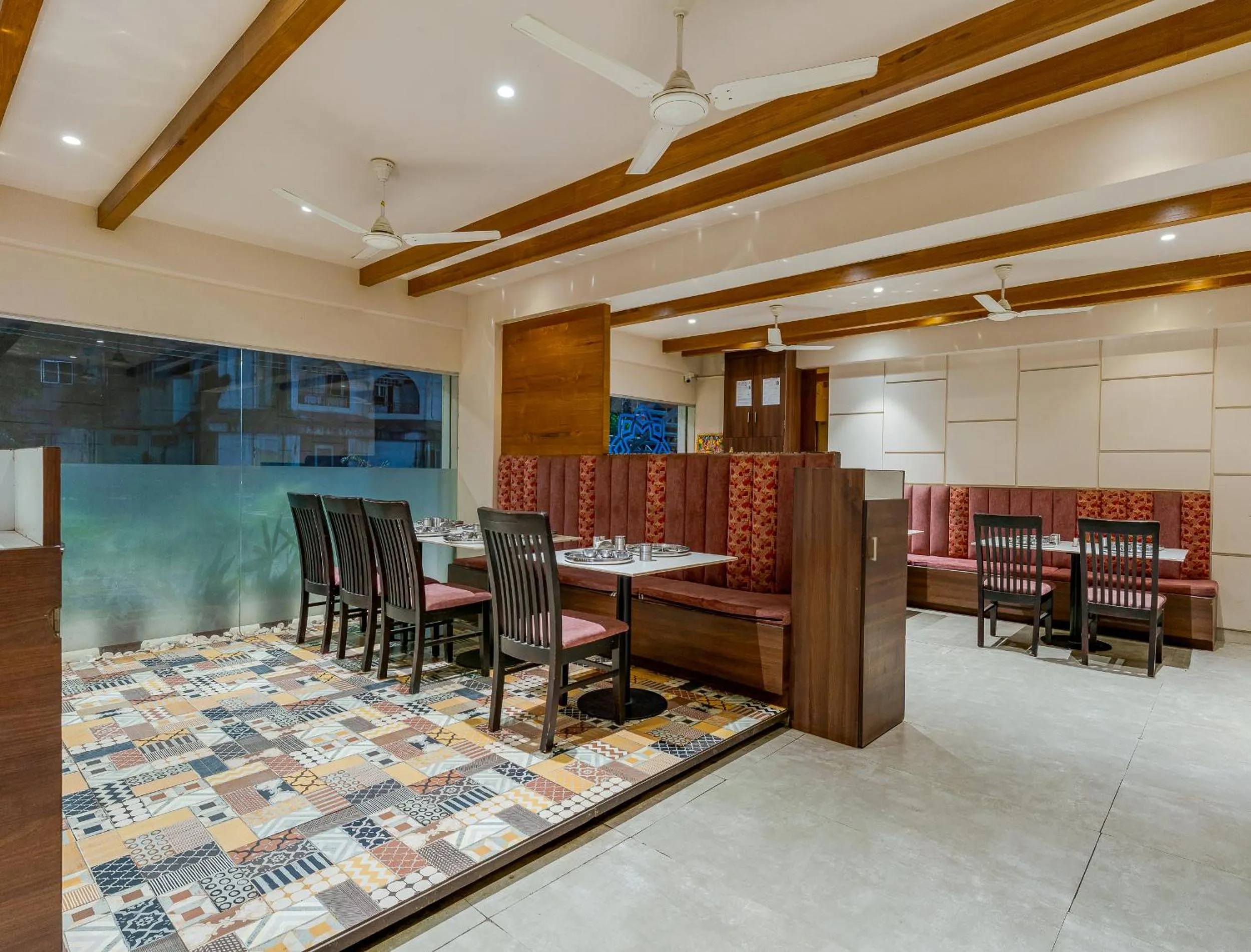 Restaurant/places to eat in Hotel Sapphire Premium Hotel & Suite