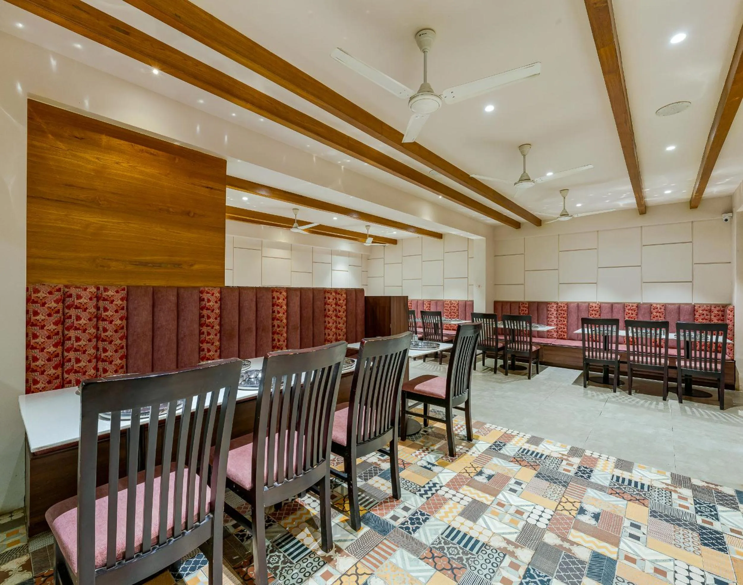 Restaurant/places to eat in Hotel Sapphire Premium Hotel & Suite