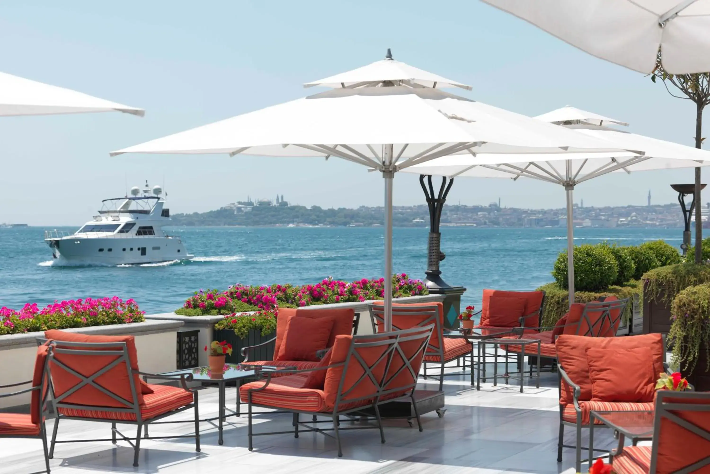 Lounge or bar in Four Seasons Hotel Istanbul at the Bosphorus Lounge or bar in Four Seasons Hotel Istanbul at the Bosphorus