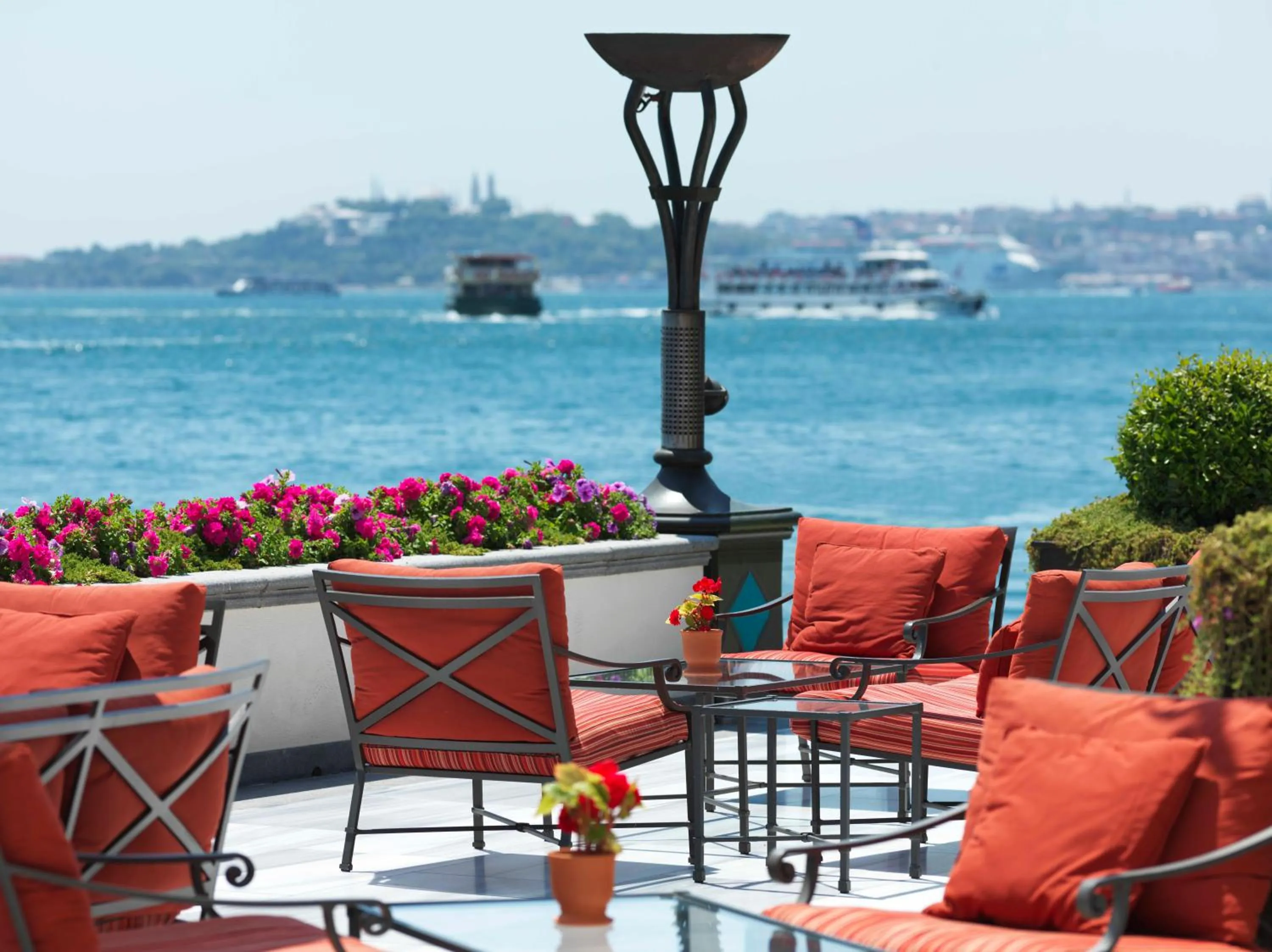 Lounge or bar in Four Seasons Hotel Istanbul at the Bosphorus