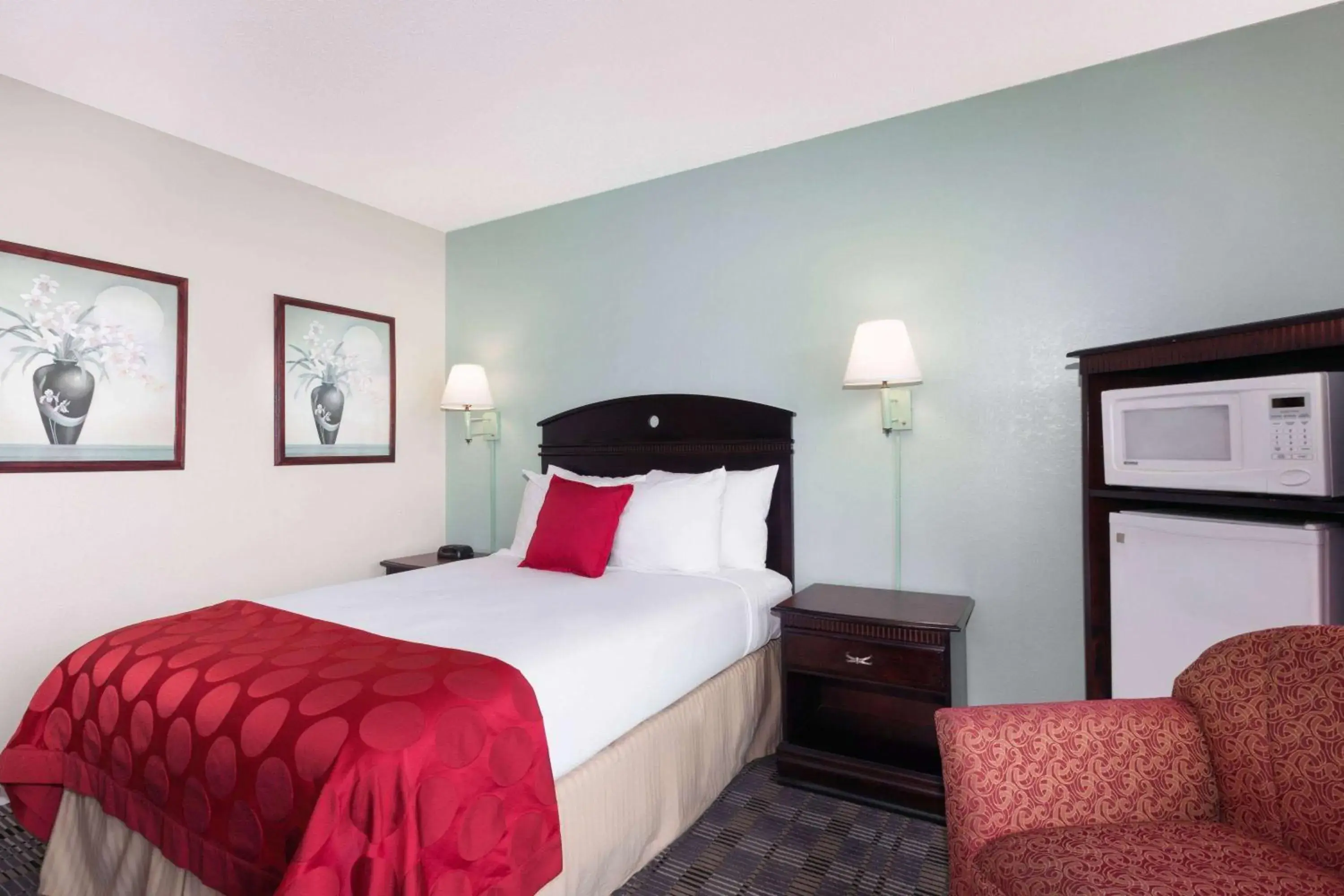 Photo of the whole room, Bed in Ramada by Wyndham Pelham Photo of the whole room, Bed in Ramada by Wyndham Pelham
