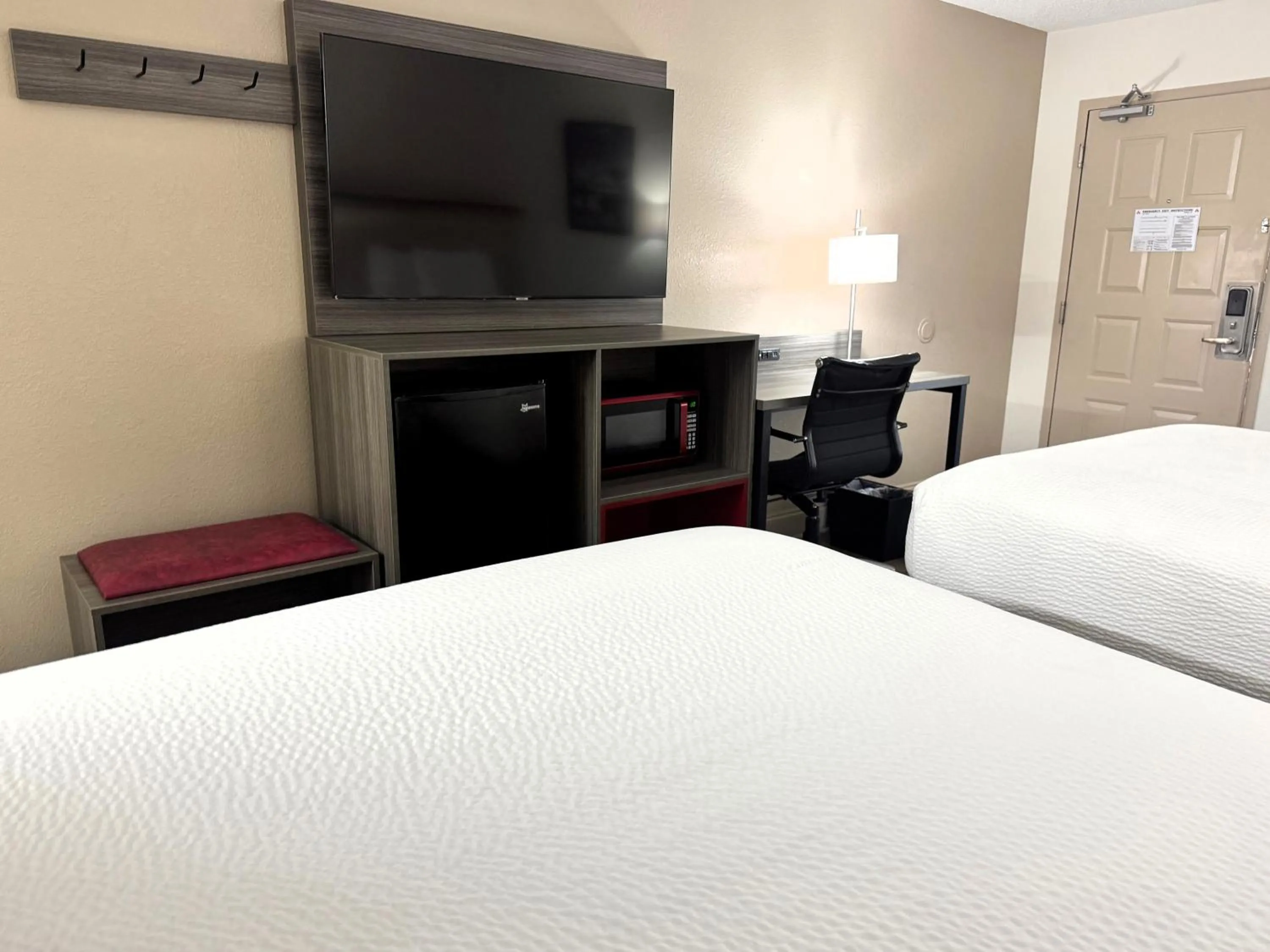 TV and multimedia, Bed in Ramada by Wyndham Pelham