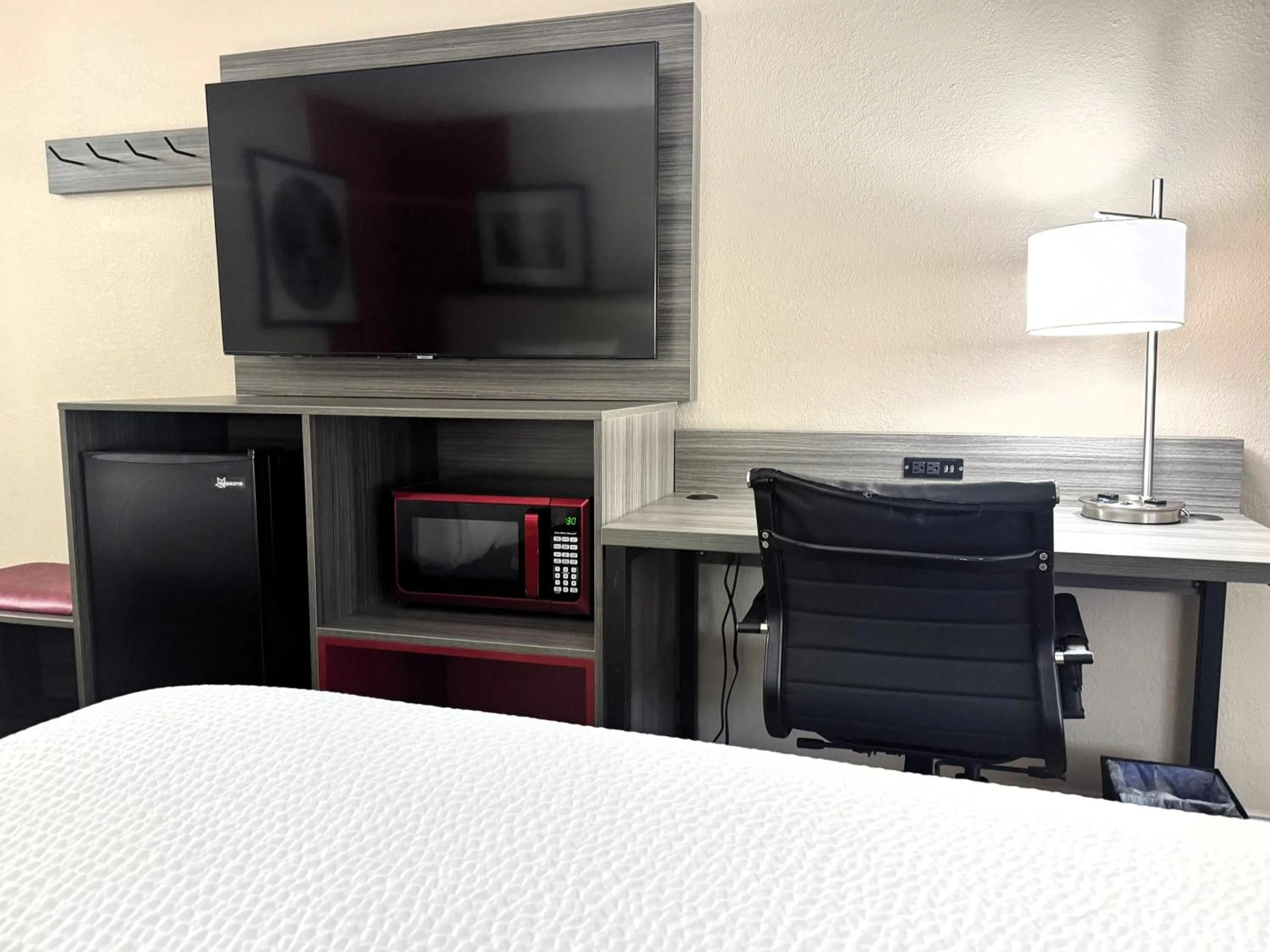 TV and multimedia in Ramada by Wyndham Pelham