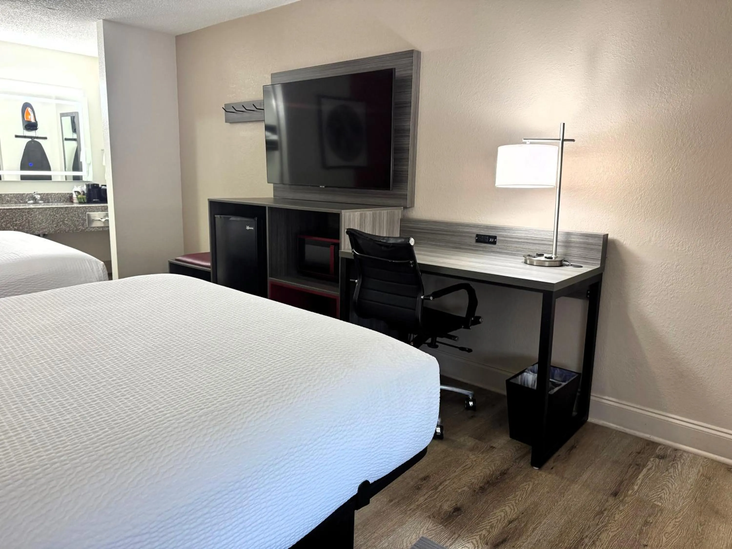TV and multimedia, Bed in Ramada by Wyndham Pelham