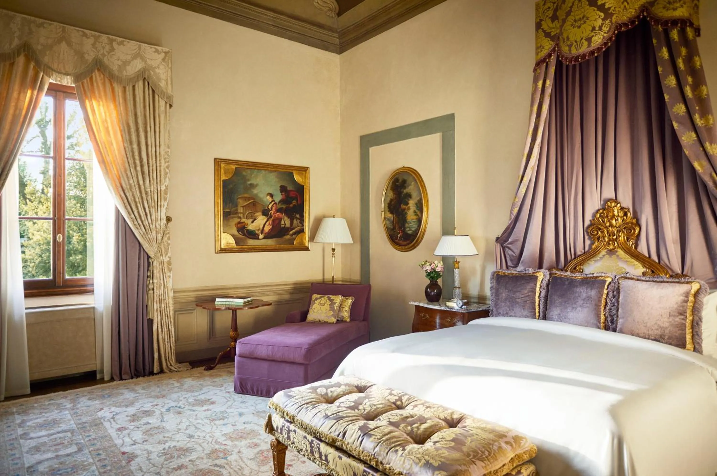 Bed in Four Seasons Hotel Firenze