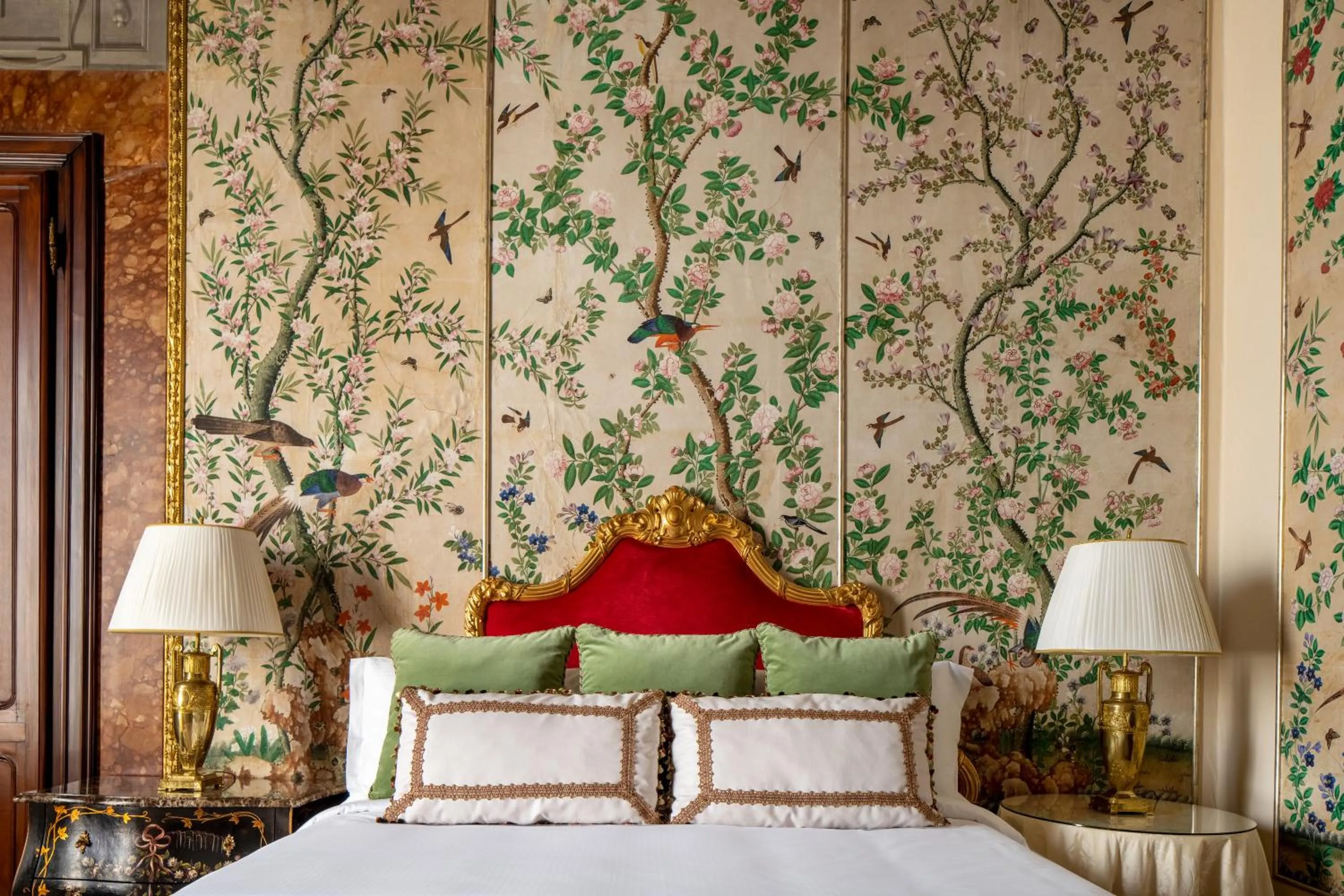 Bed in Four Seasons Hotel Firenze