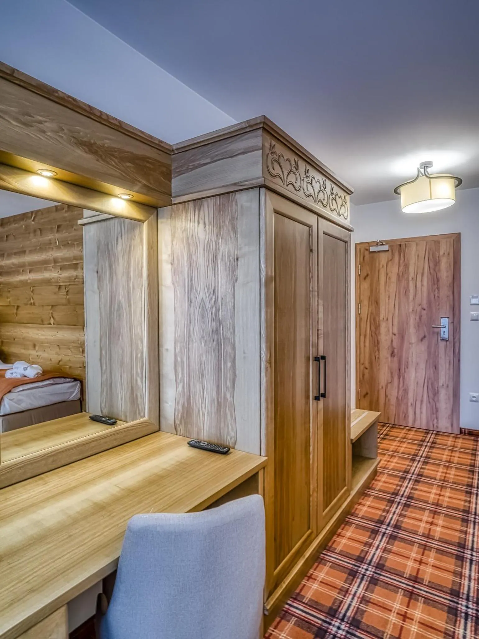 wardrobe, Bed in CHRAMIEC