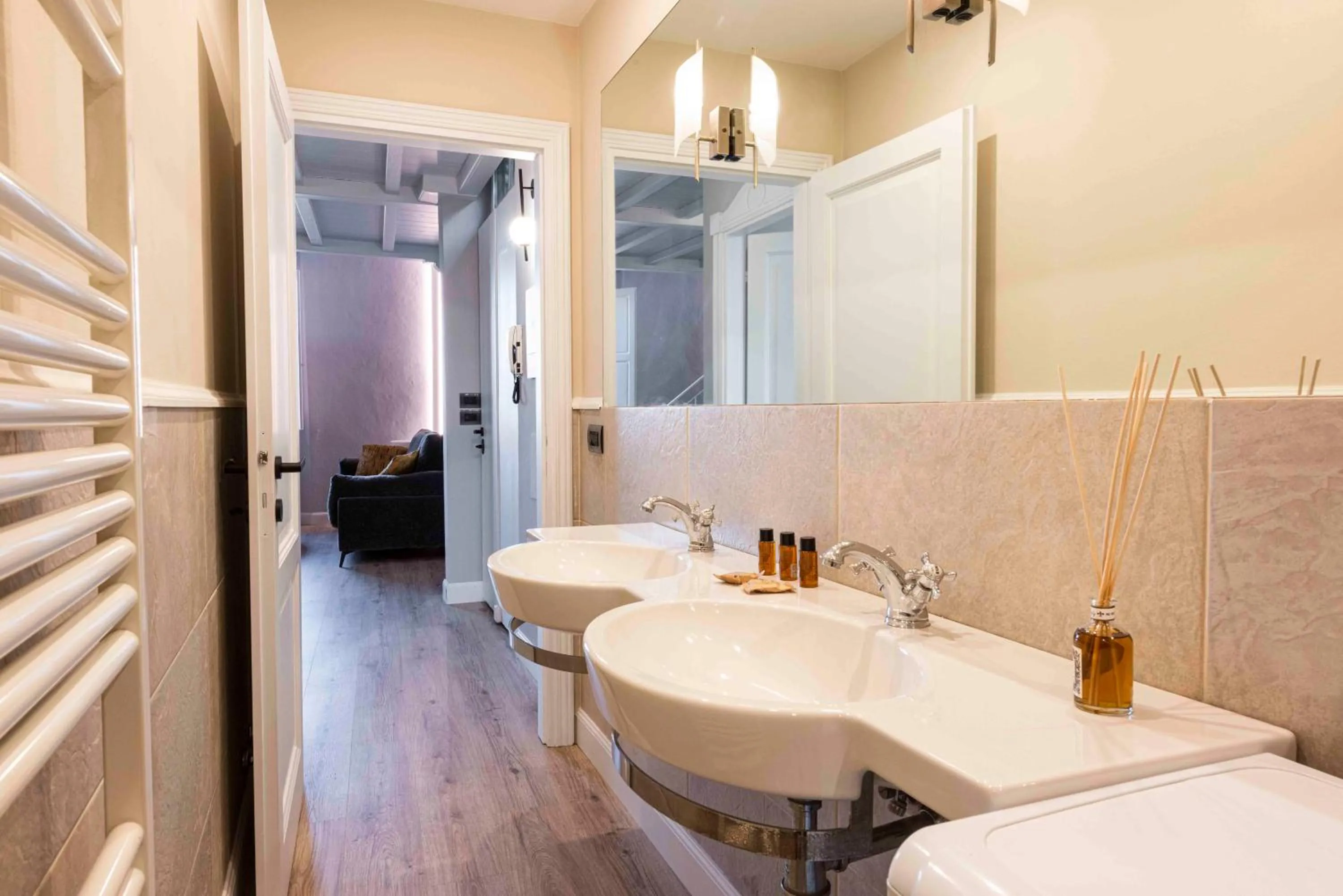 Bathroom in Giglio di Firenze by Mmega