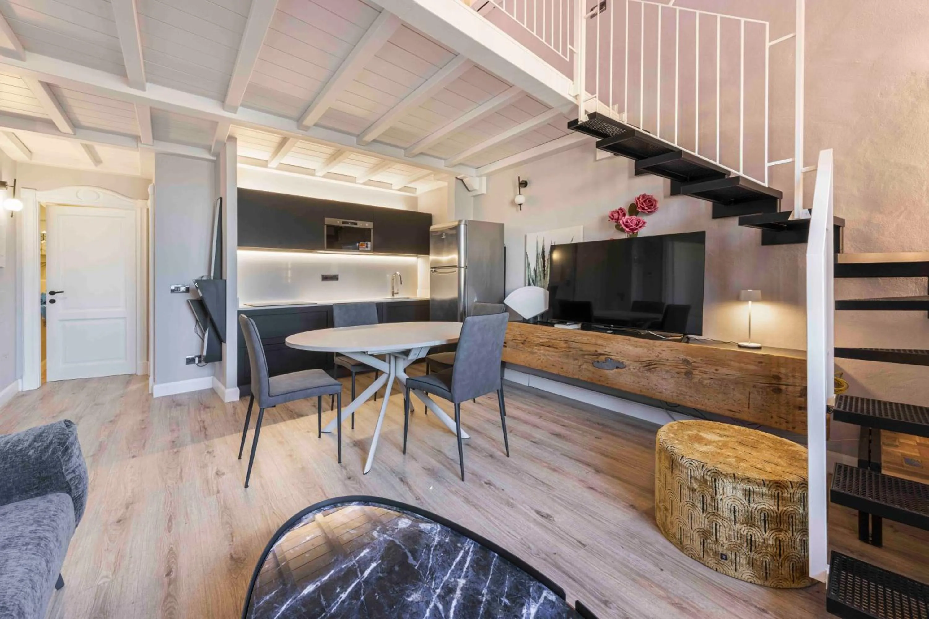 Dining area in Giglio di Firenze by Mmega