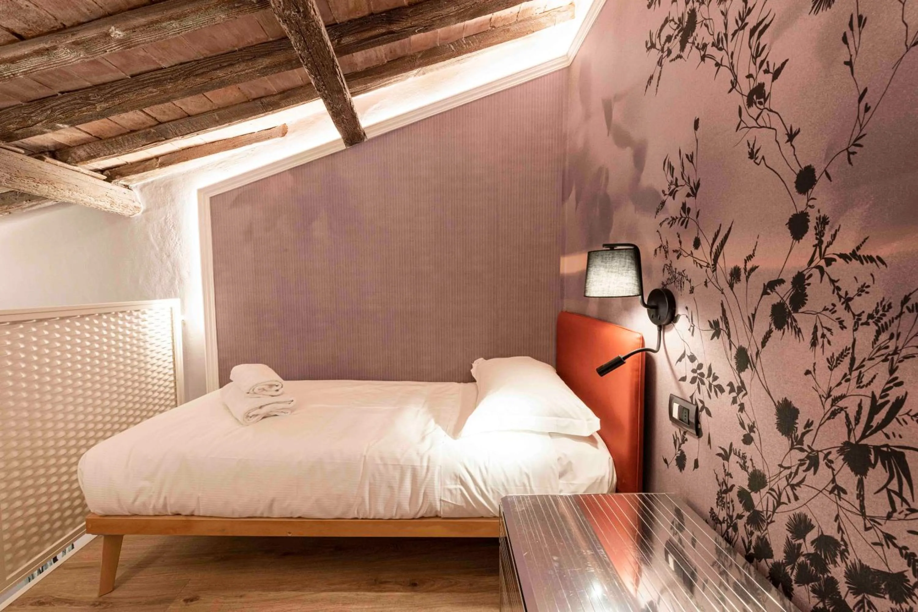 Bedroom, Bed in Giglio di Firenze by Mmega