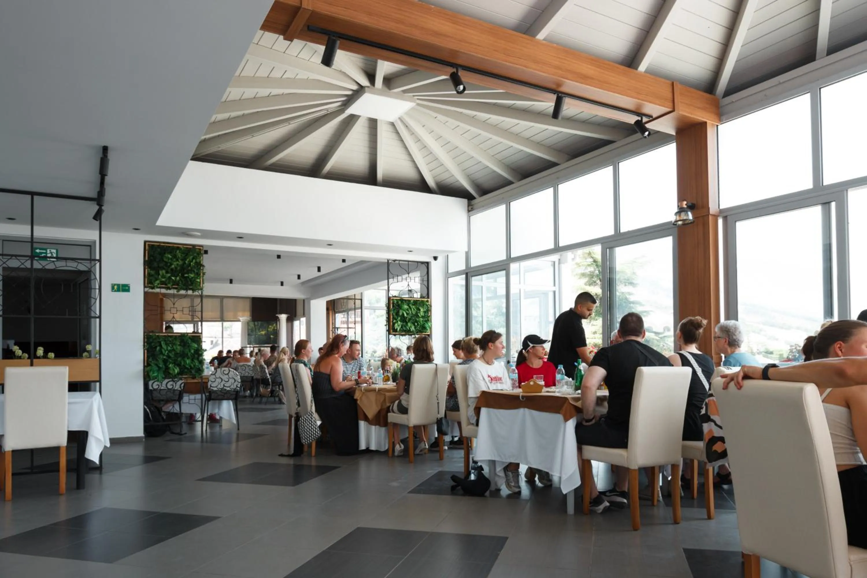 Restaurant/places to eat in Hotel Cajupi