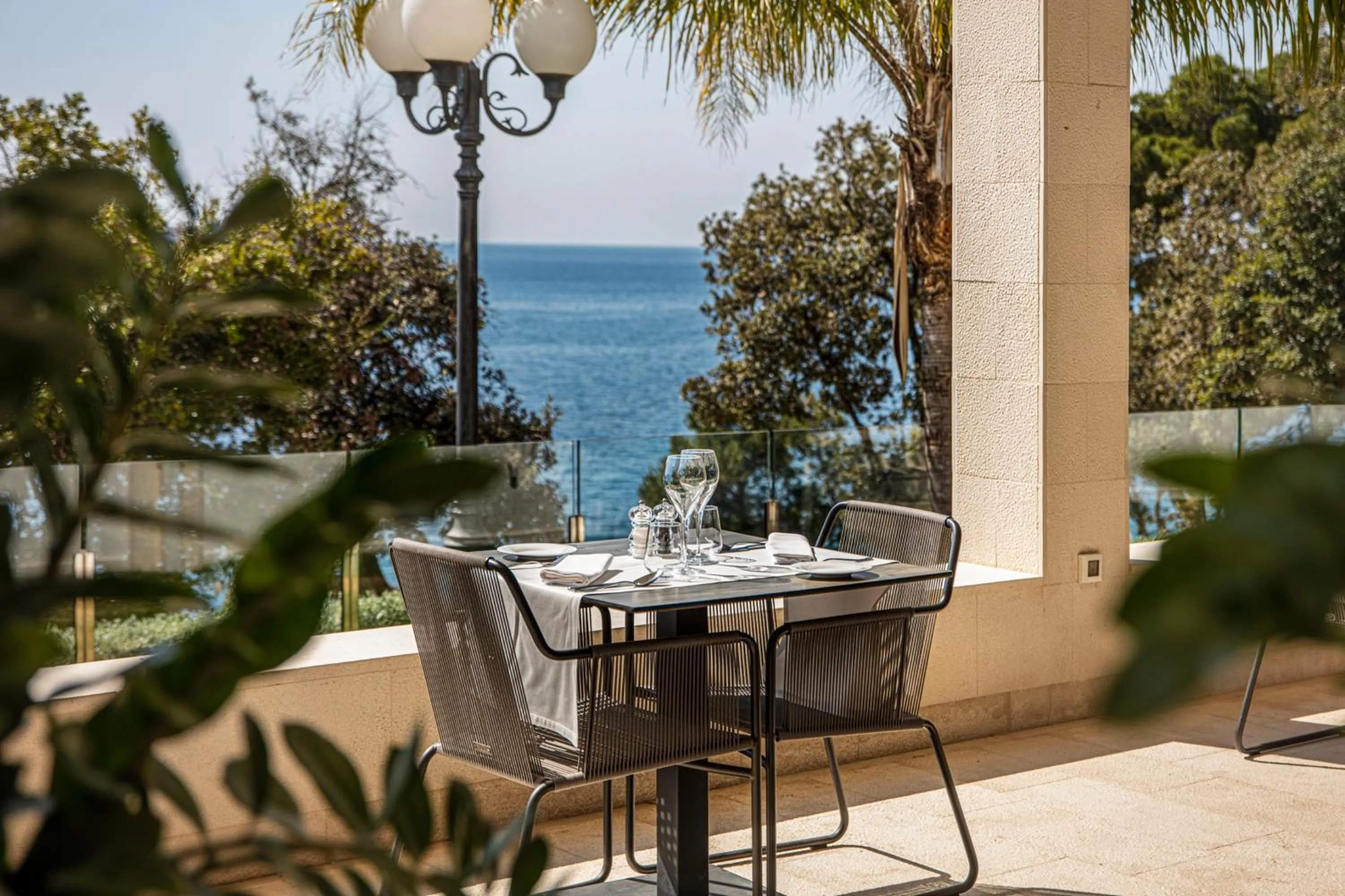 Restaurant/places to eat in Royal Palm Hotel