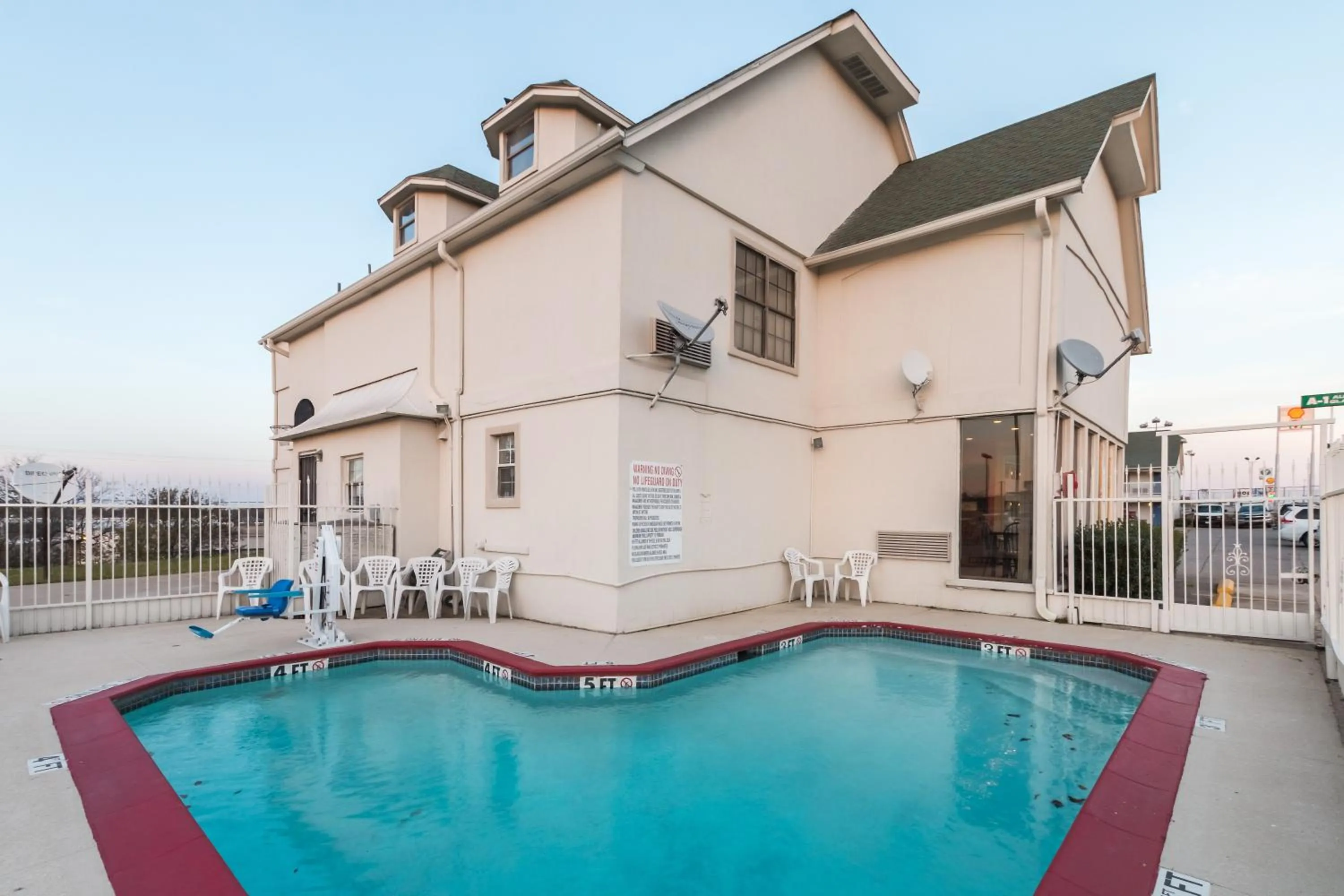 Swimming pool in Motel 6-Fort Worth, TX - White Settlement