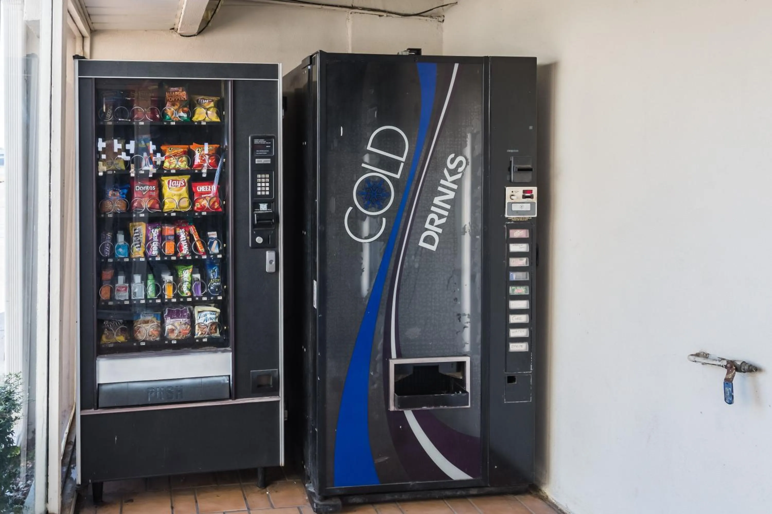 Food and drinks in Motel 6-Fort Worth, TX - White Settlement