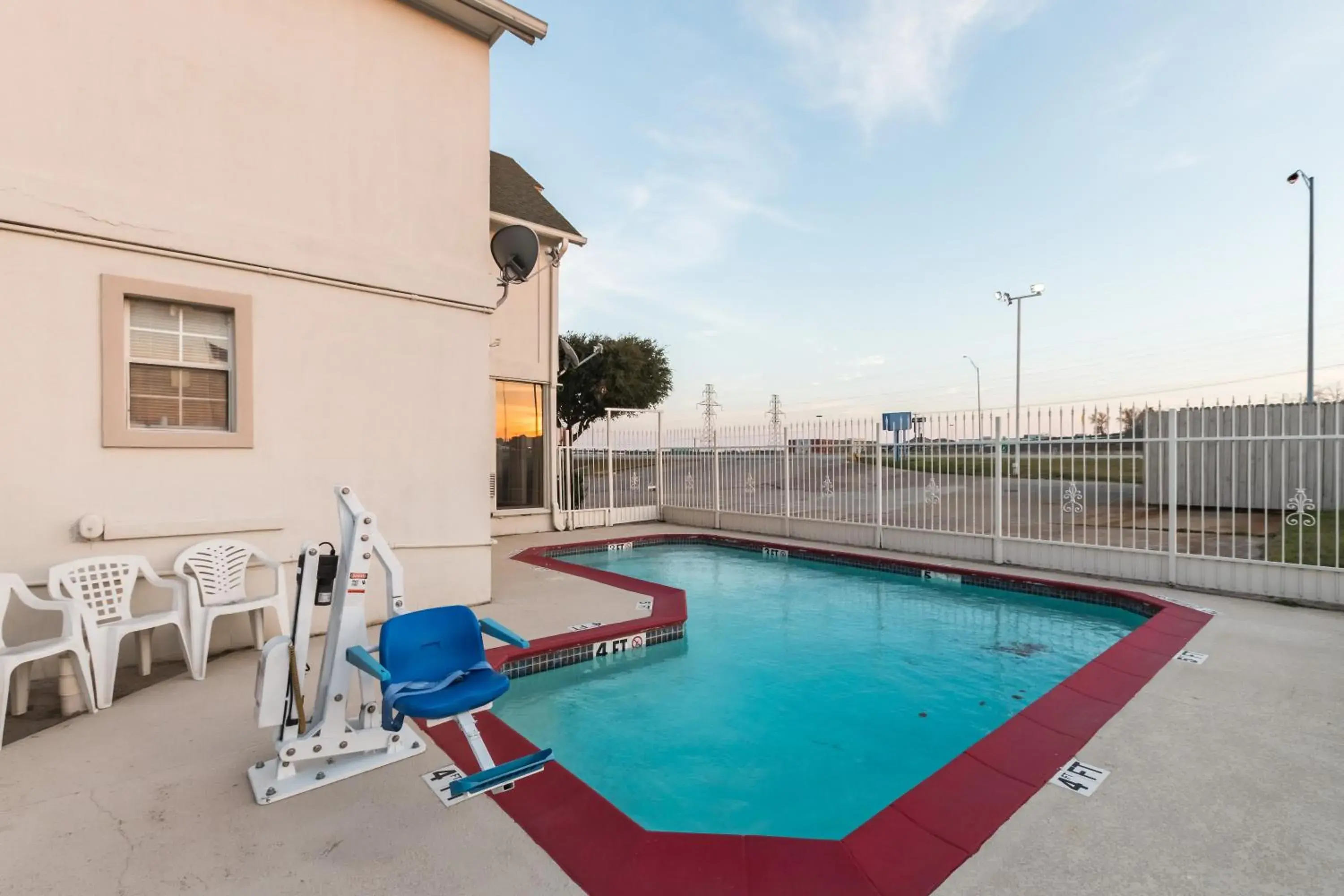 Swimming pool in Motel 6-Fort Worth, TX - White Settlement Swimming pool in Motel 6-Fort Worth, TX - White Settlement