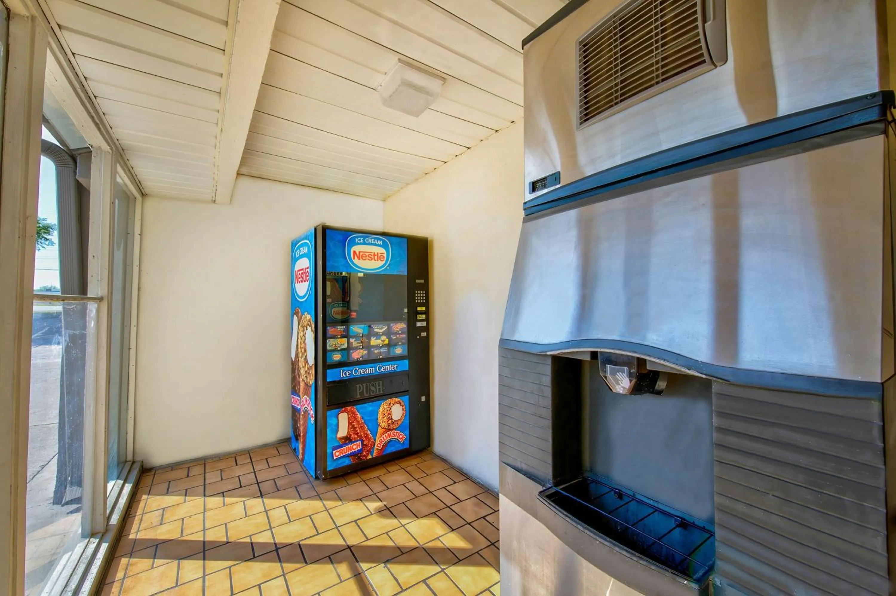 Property building in Motel 6-Fort Worth, TX - White Settlement