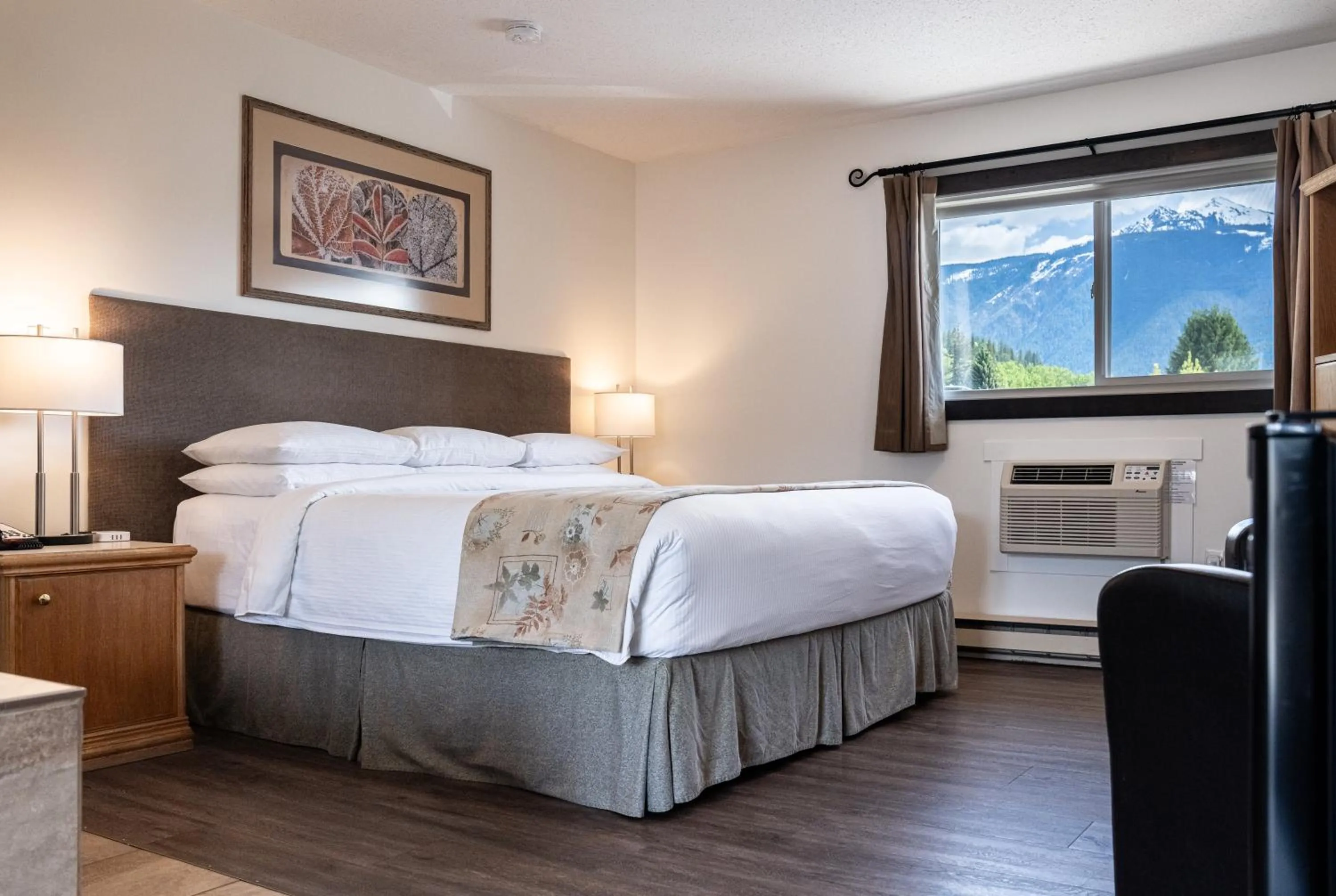 Bedroom, Bed in Swiss Chalet Motel