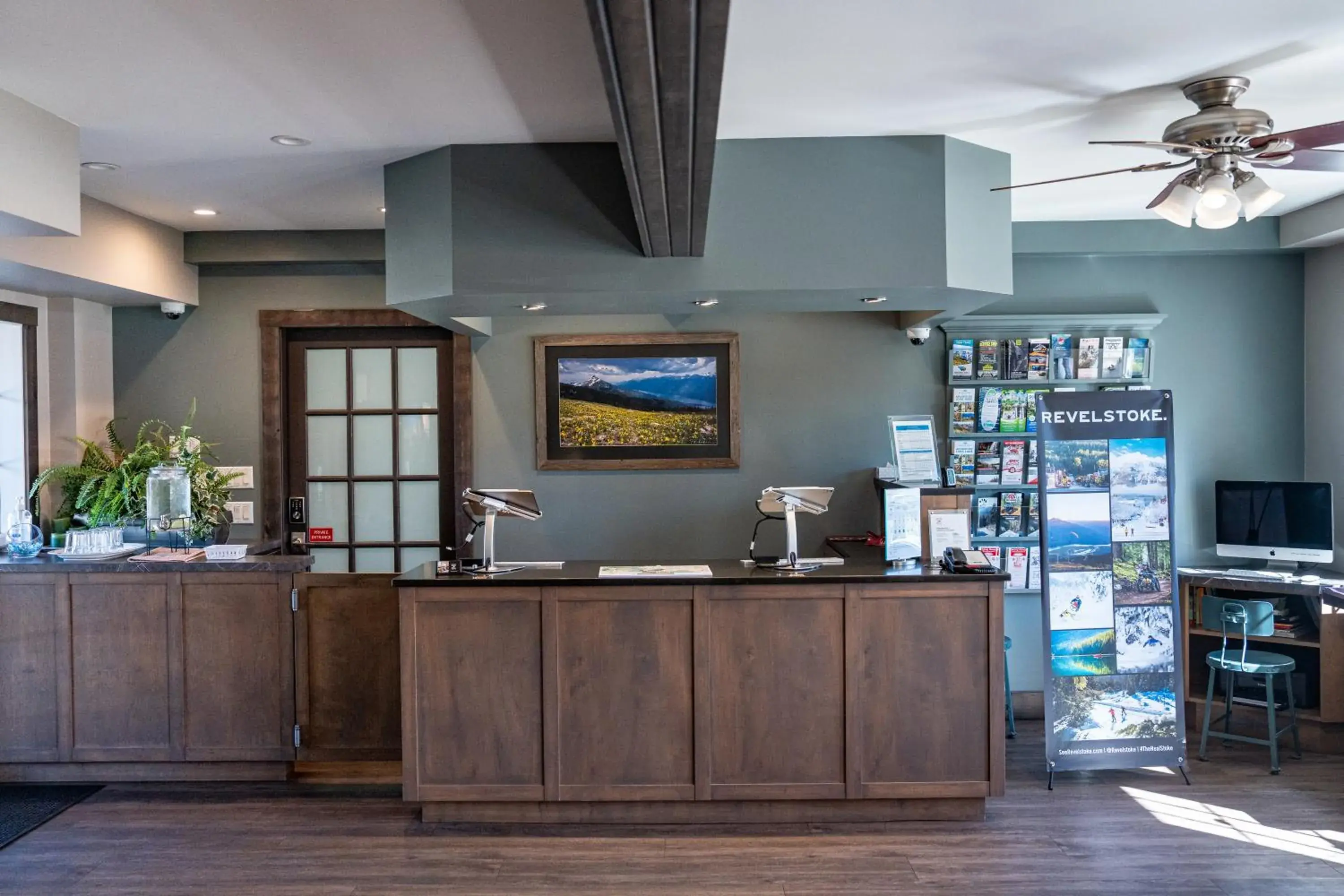 Lobby or reception in Swiss Chalet Motel Lobby or reception in Swiss Chalet Motel