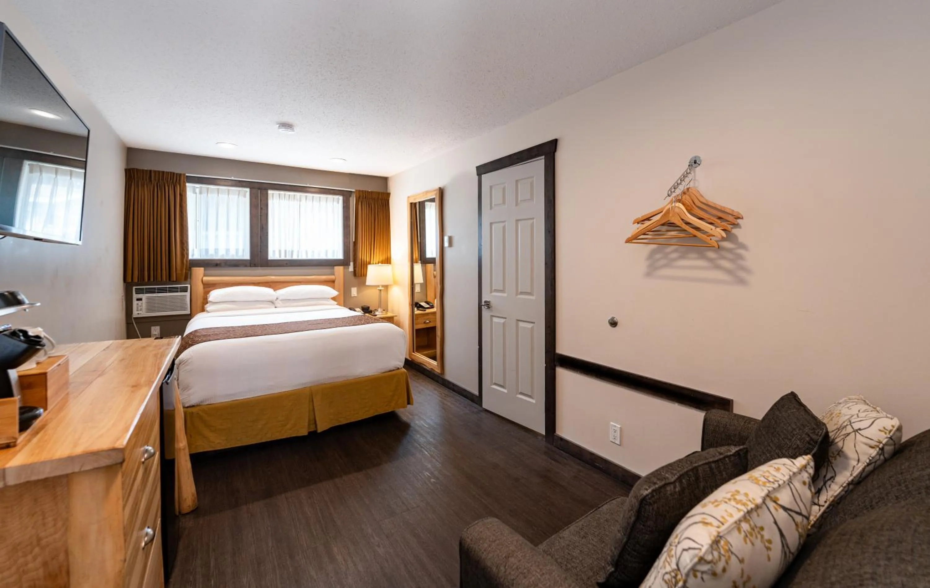 Bedroom, Bed in Swiss Chalet Motel