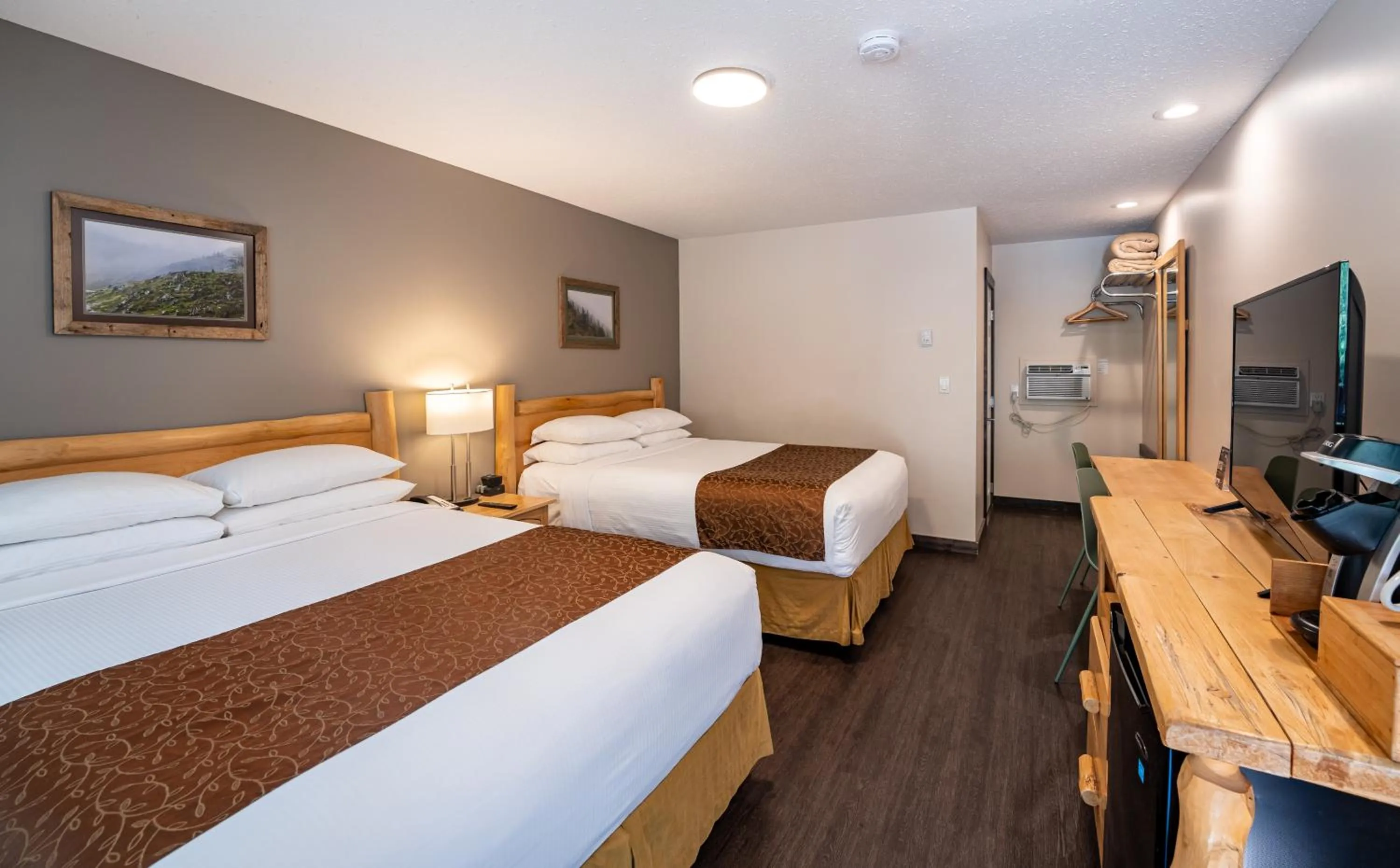 Bedroom, Bed in Swiss Chalet Motel