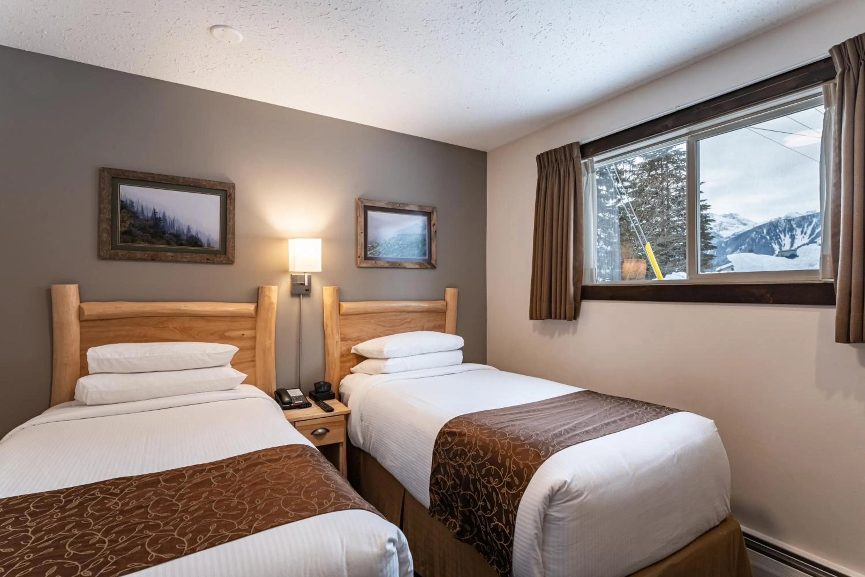 Bedroom, Bed in Swiss Chalet Motel