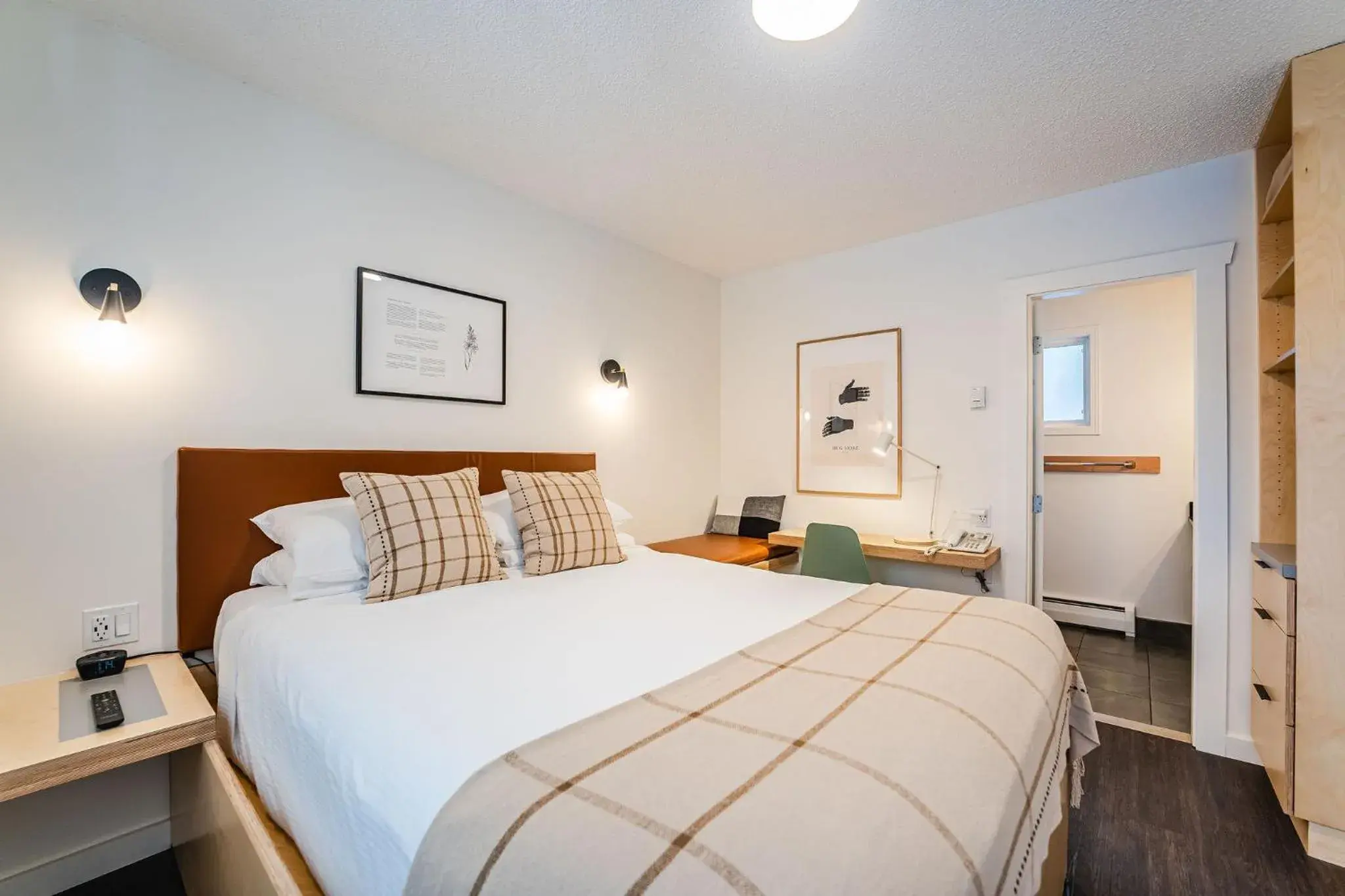 Photo of the whole room, Bed in Swiss Chalet Motel Photo of the whole room, Bed in Swiss Chalet Motel