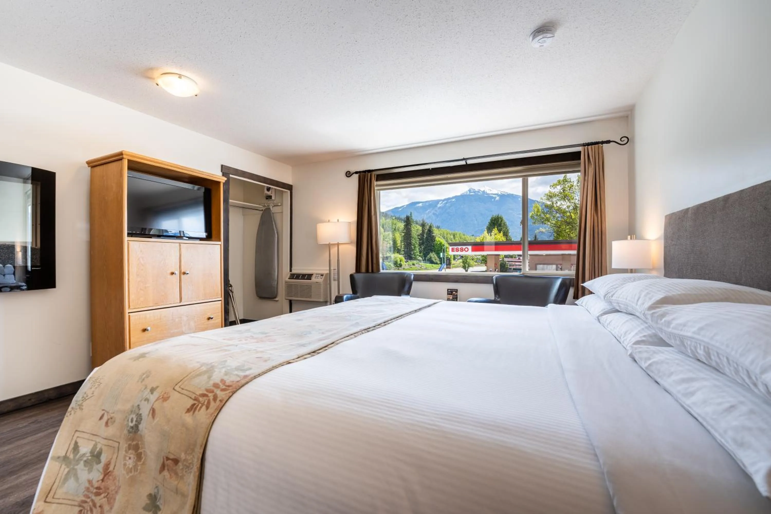 TV and multimedia, Bed in Swiss Chalet Motel