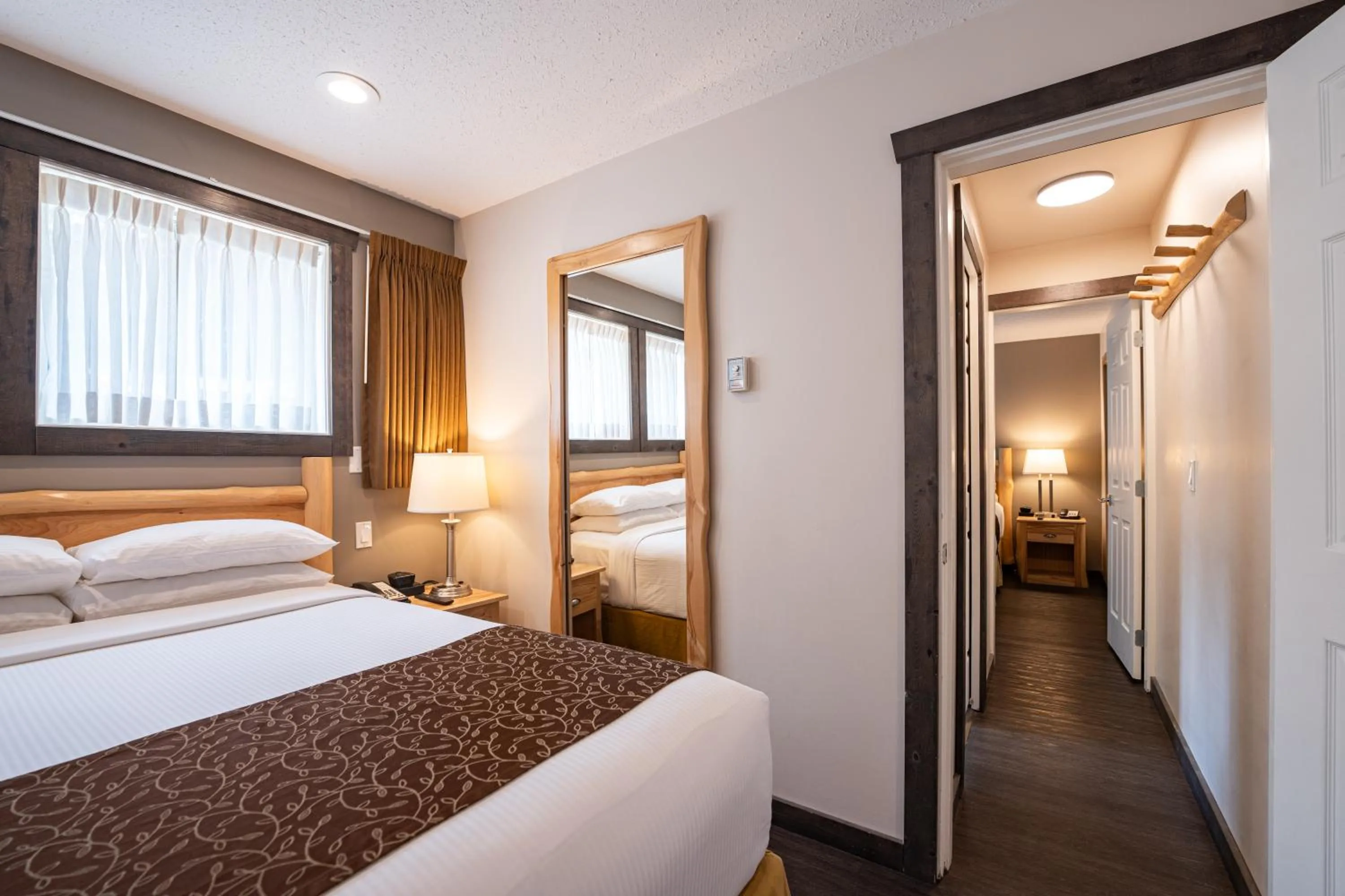 Bedroom, Bed in Swiss Chalet Motel