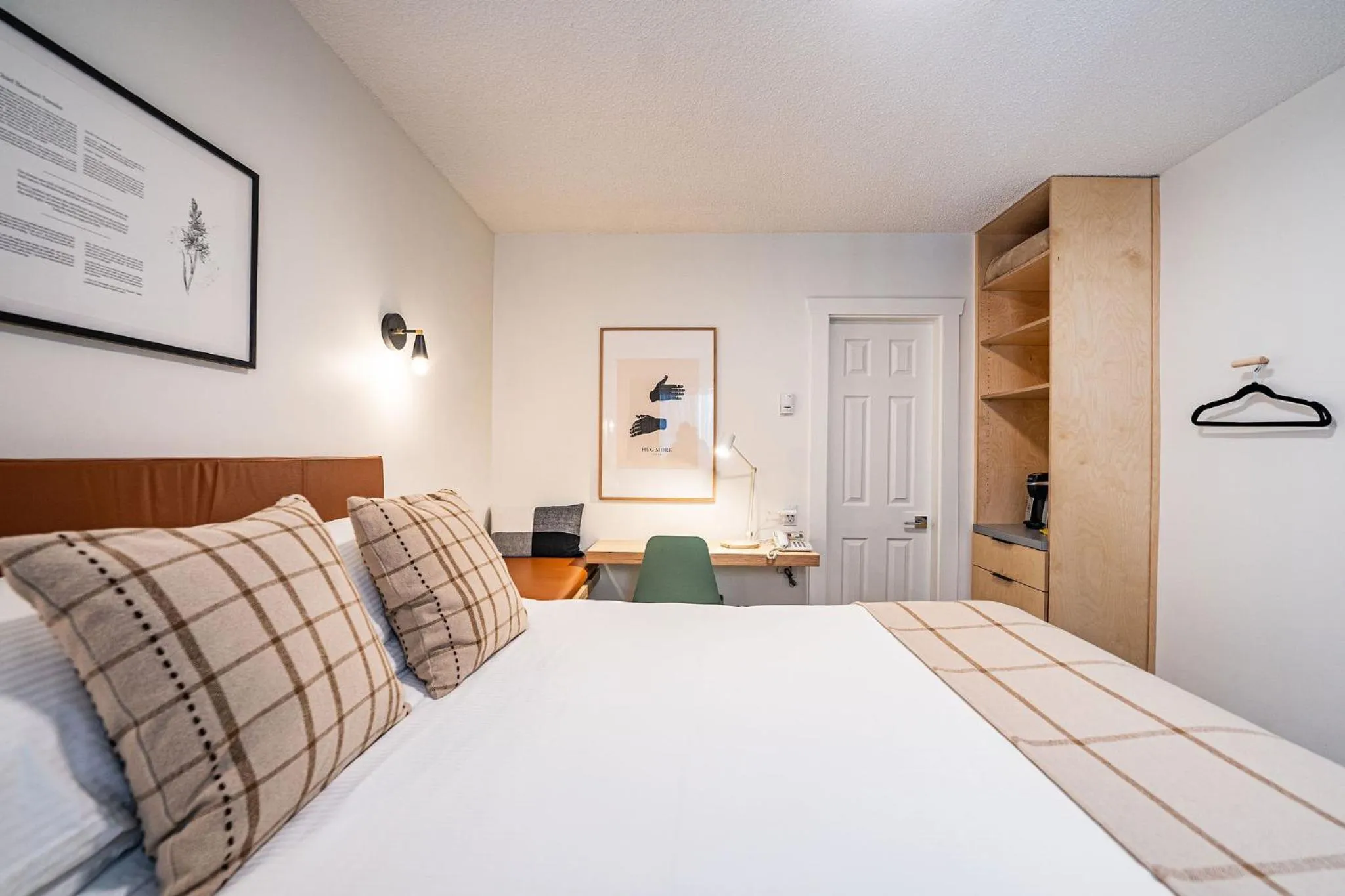 Bedroom, Bed in Swiss Chalet Motel