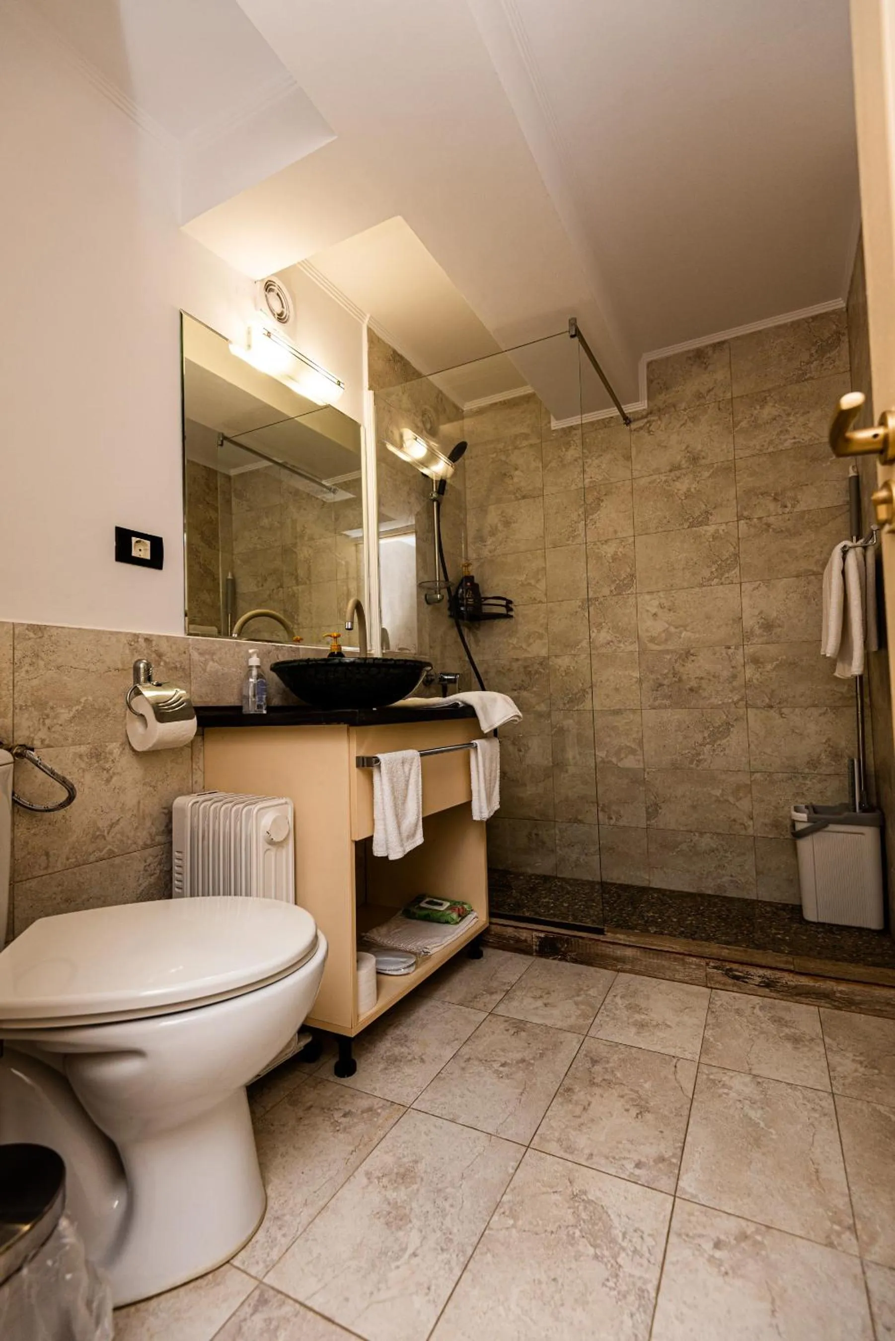 iVAVev IS US ByTheSea EforieSud