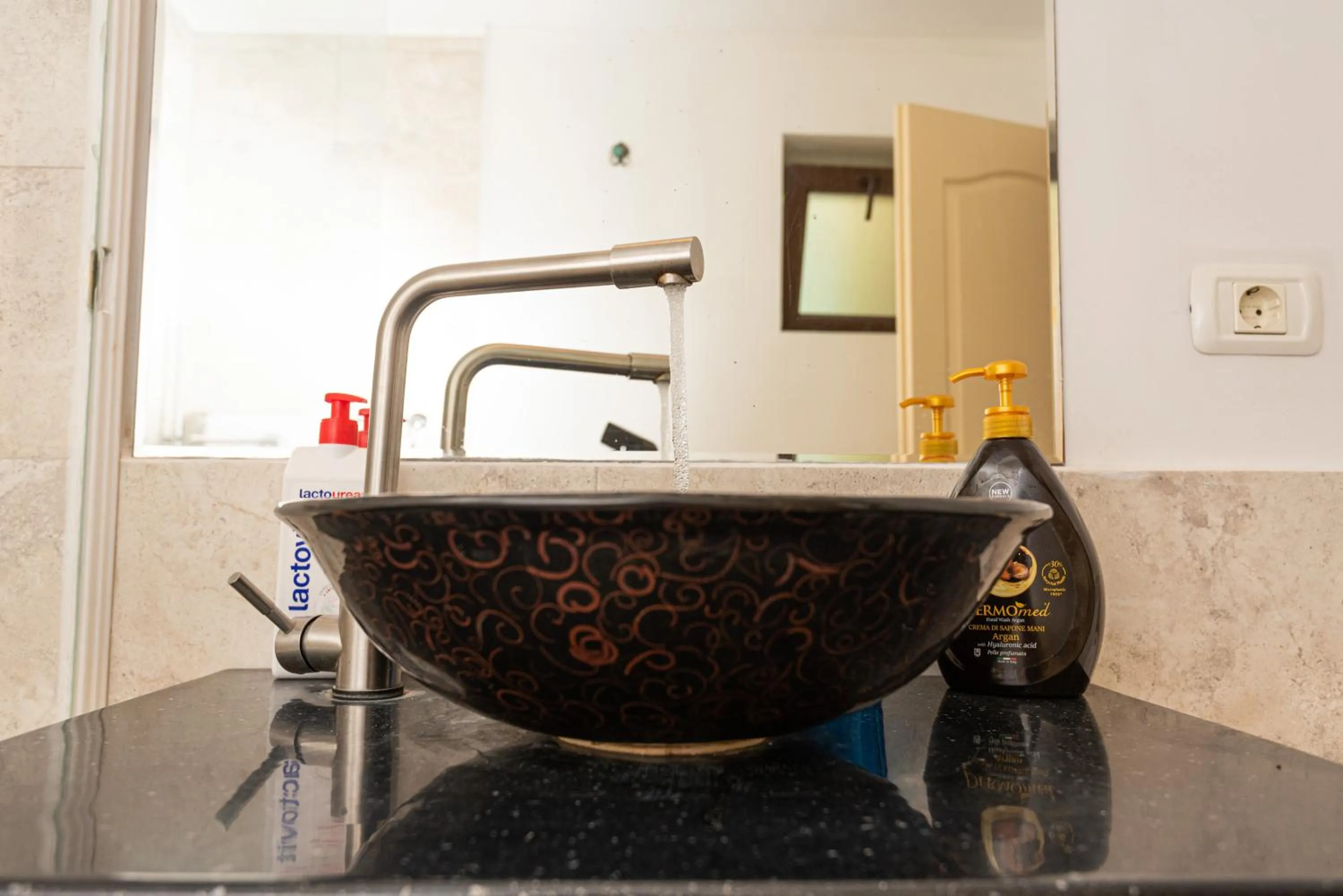 iVAVev IS US ByTheSea EforieSud