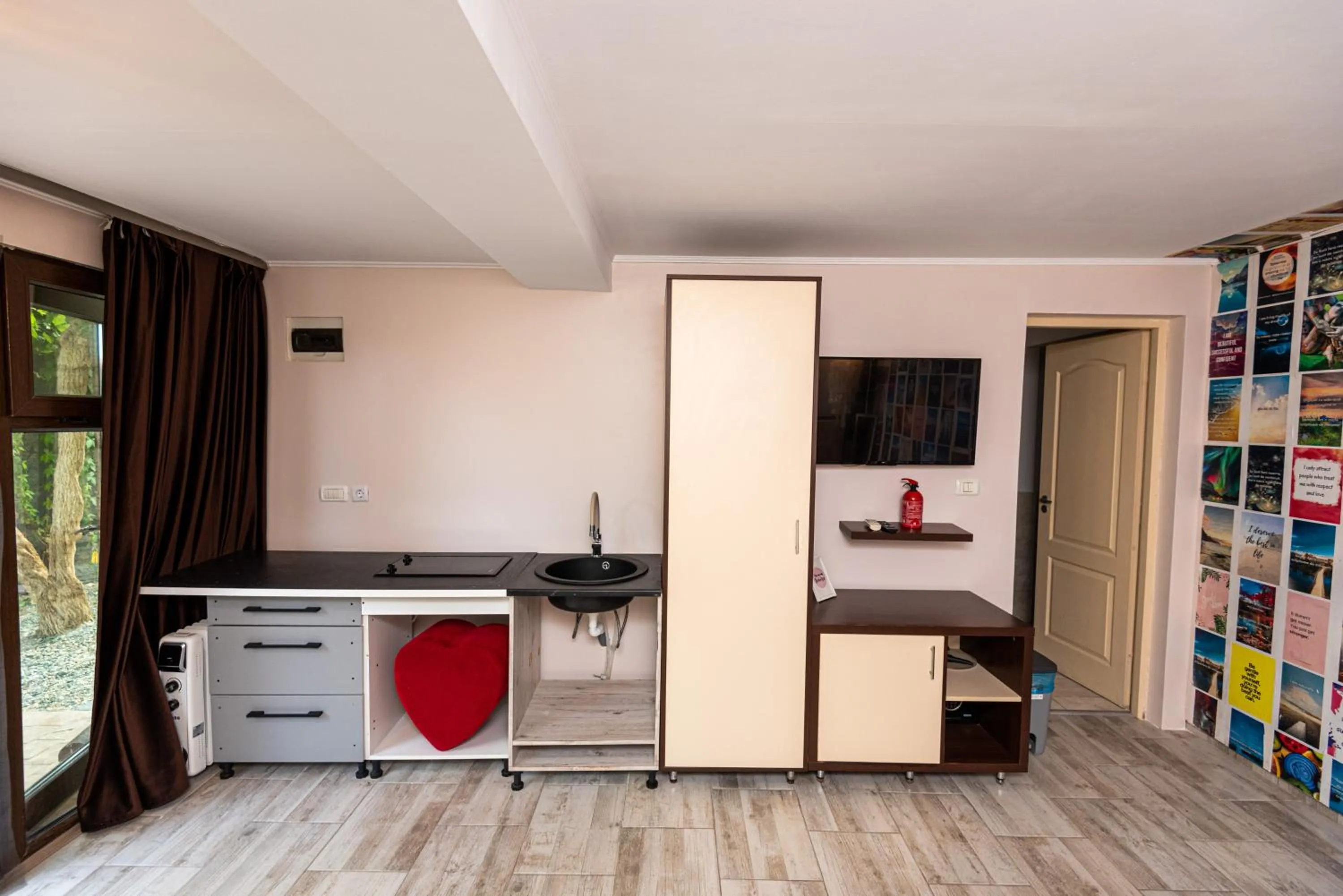 iVAVev IS US ByTheSea EforieSud