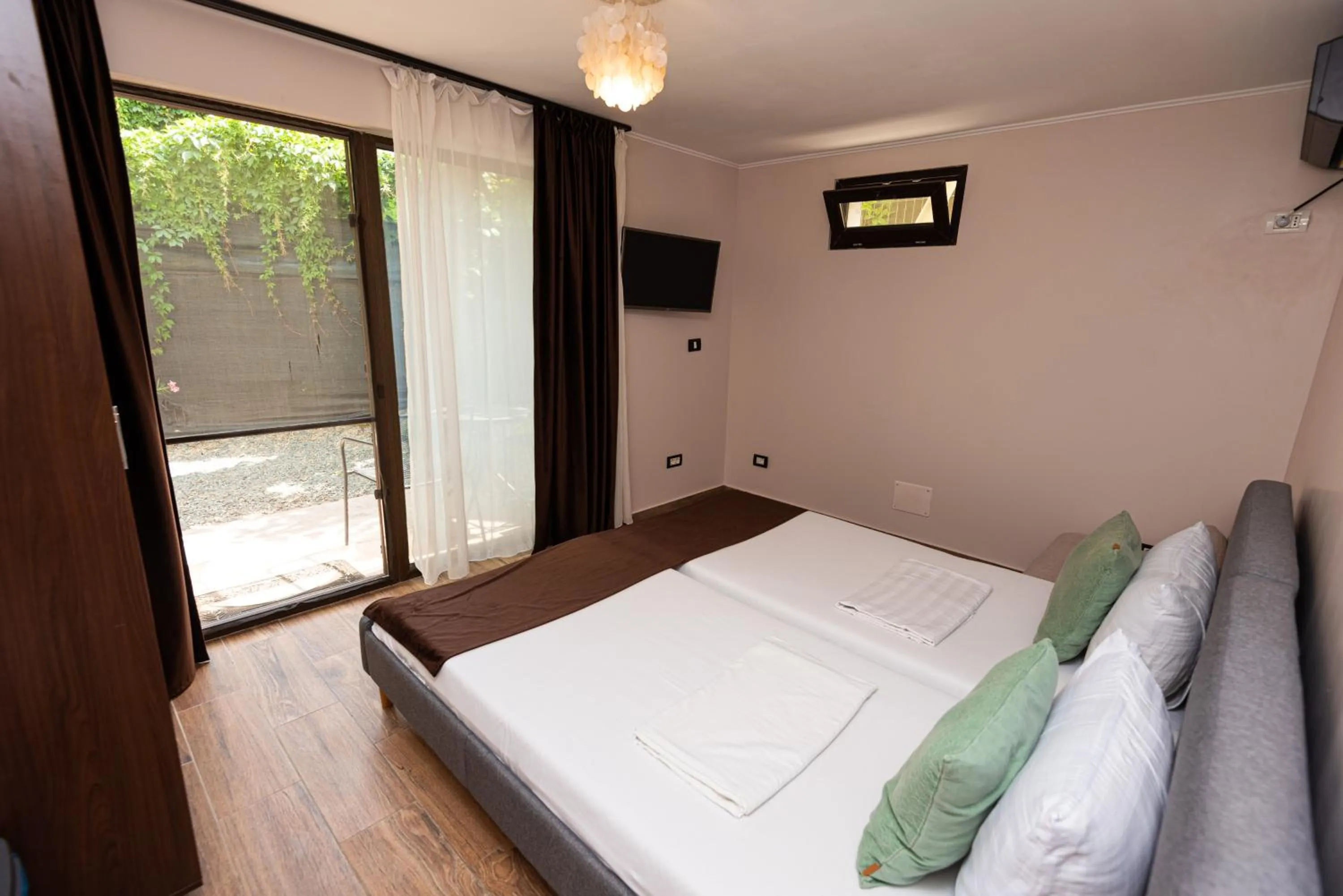 Bed in iVAVev IS US ByTheSea EforieSud