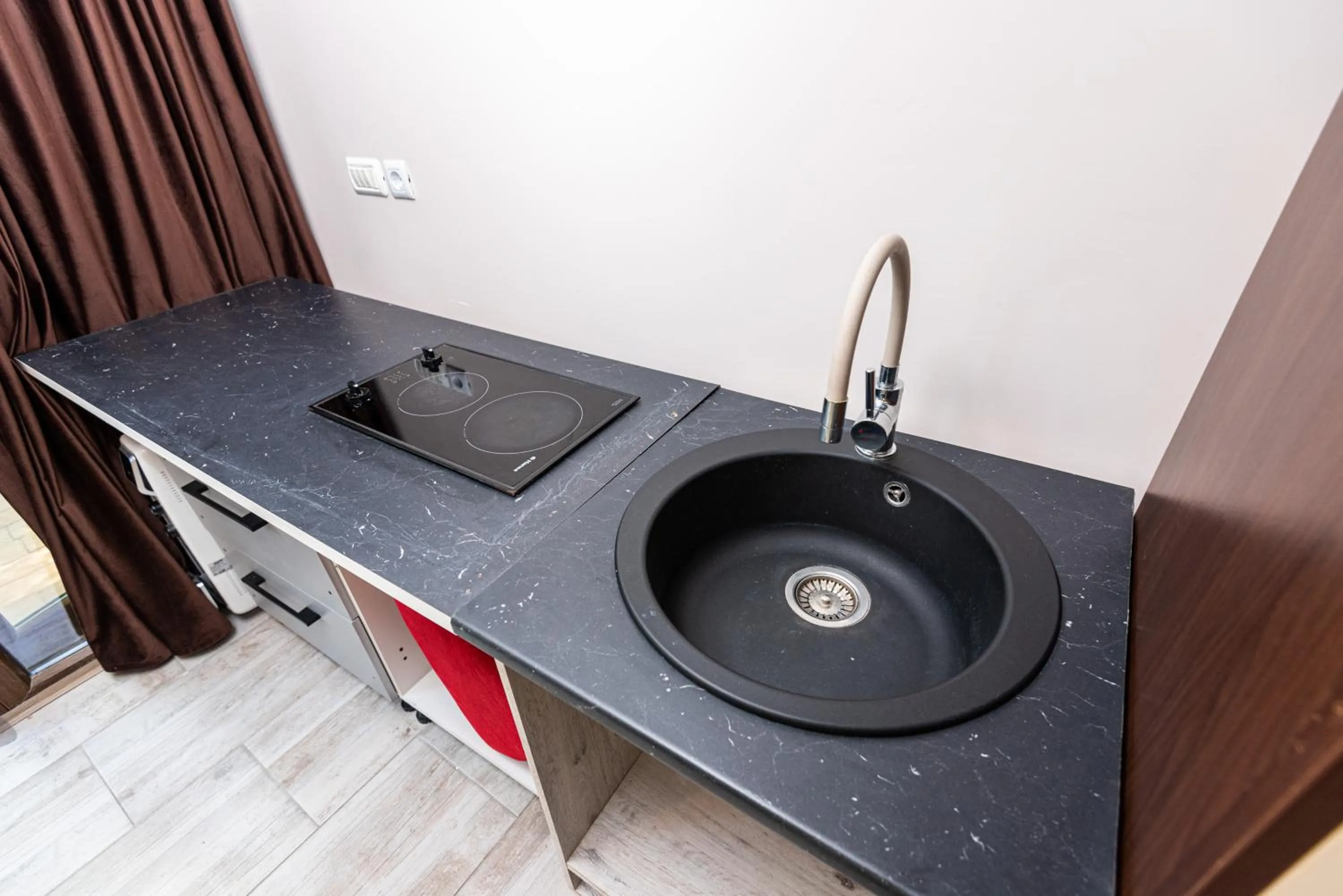 iVAVev IS US ByTheSea EforieSud