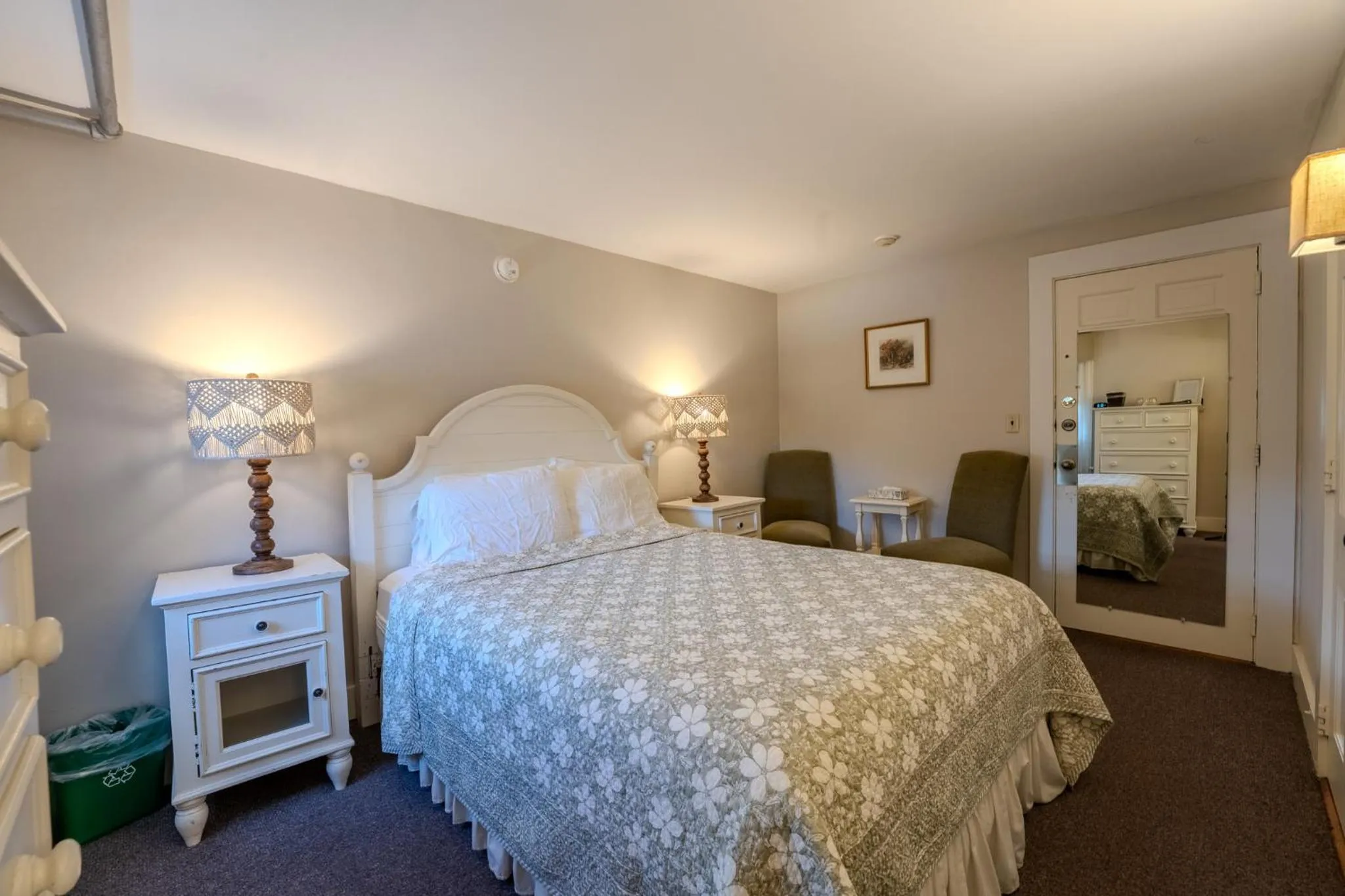 Photo of the whole room, Bed in Franconia Inn