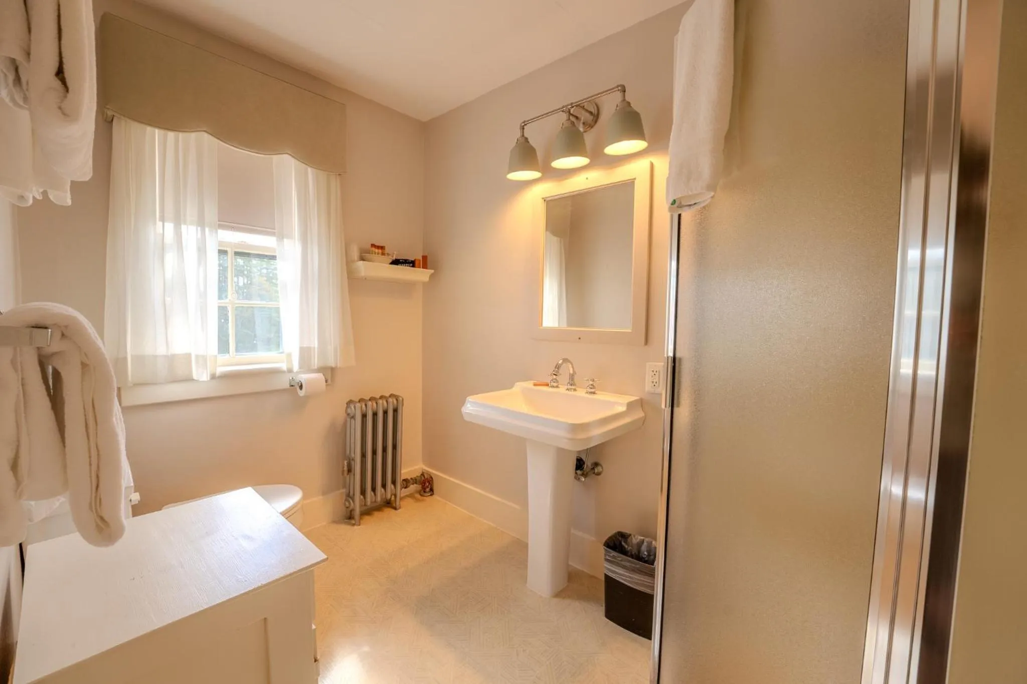 Toilet, Bed in Franconia Inn