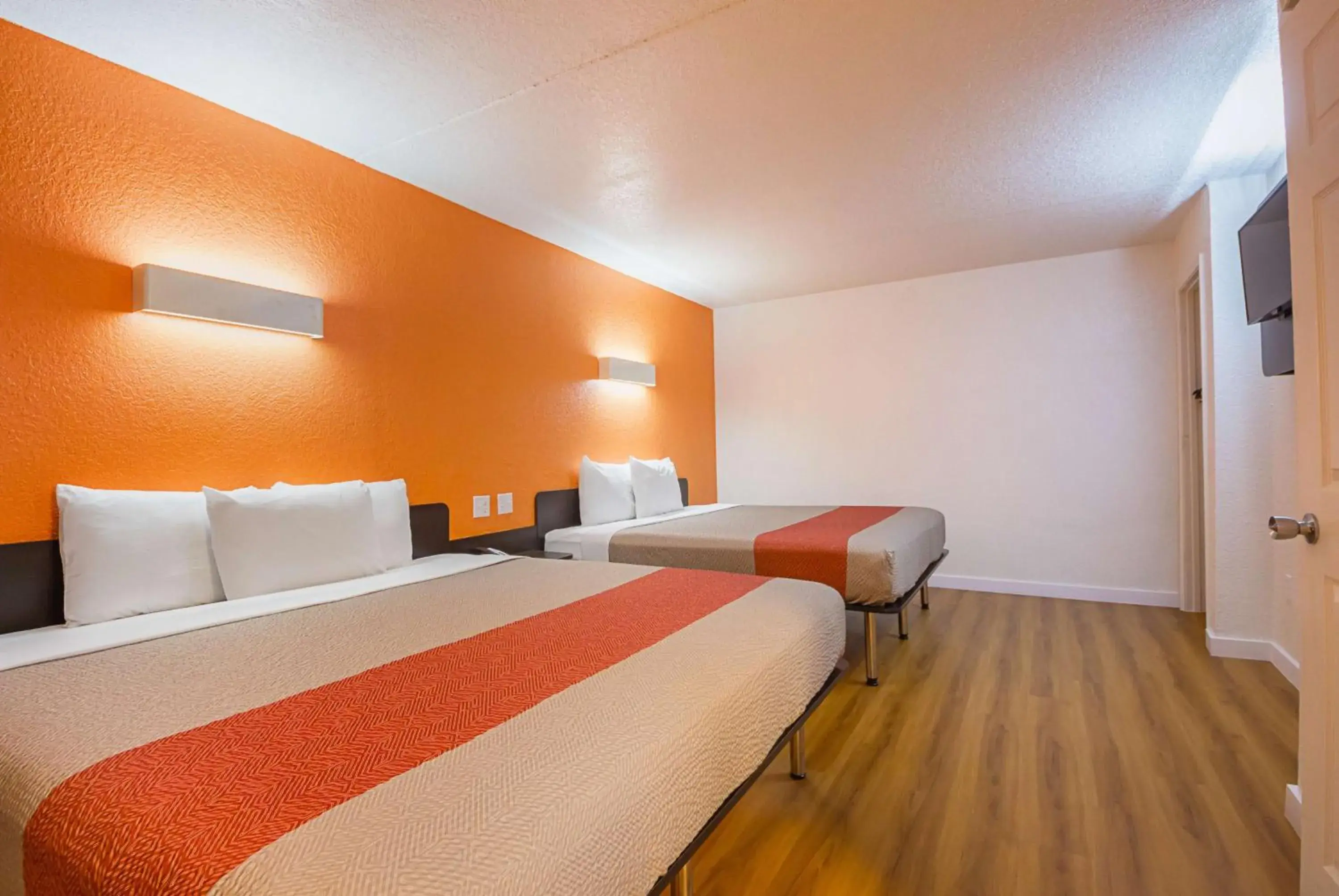 Photo of the whole room, Bed in Motel 6-Garland, TX - Northeast Dallas