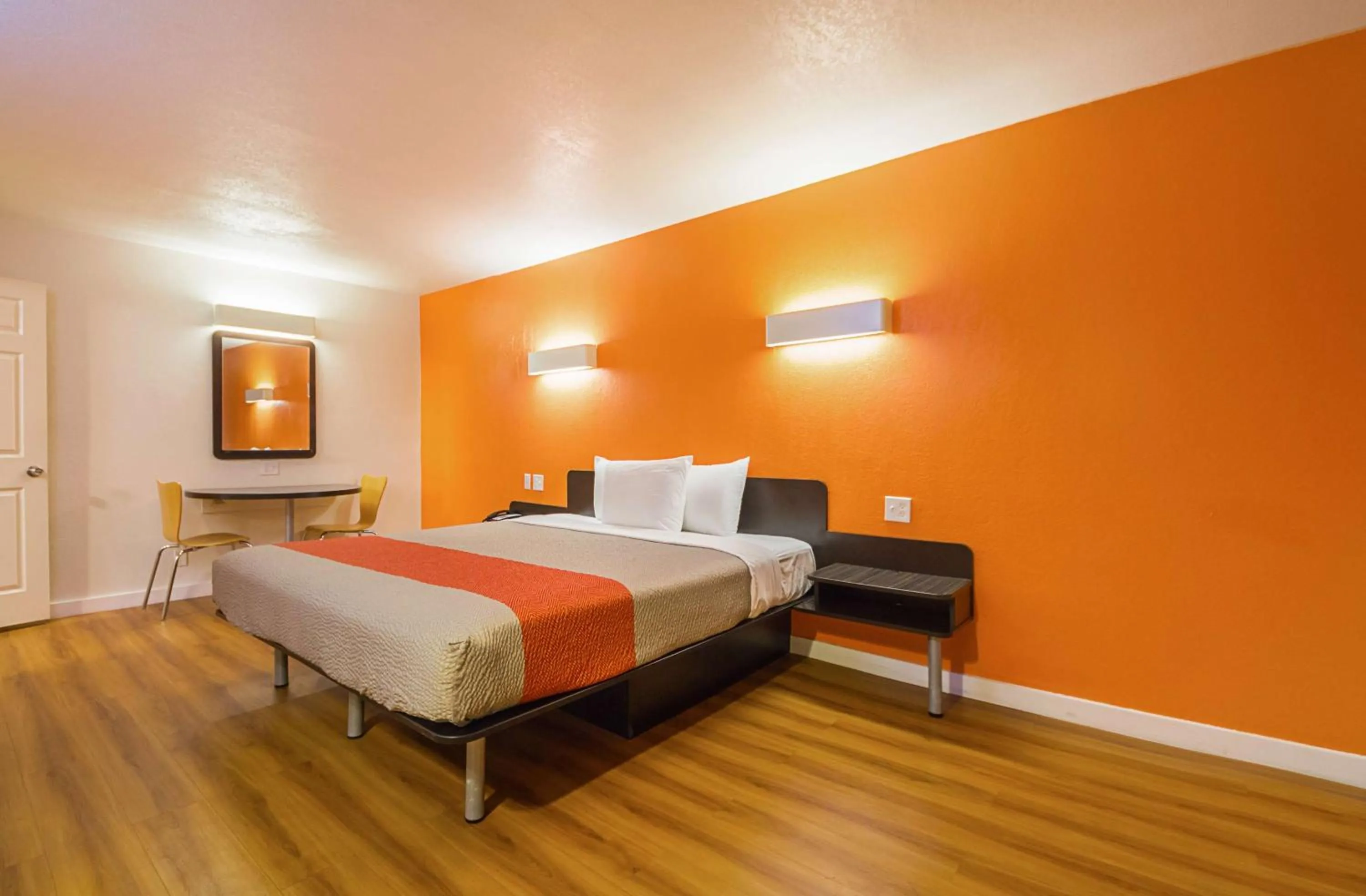 Photo of the whole room, Bed in Motel 6-Garland, TX - Northeast Dallas