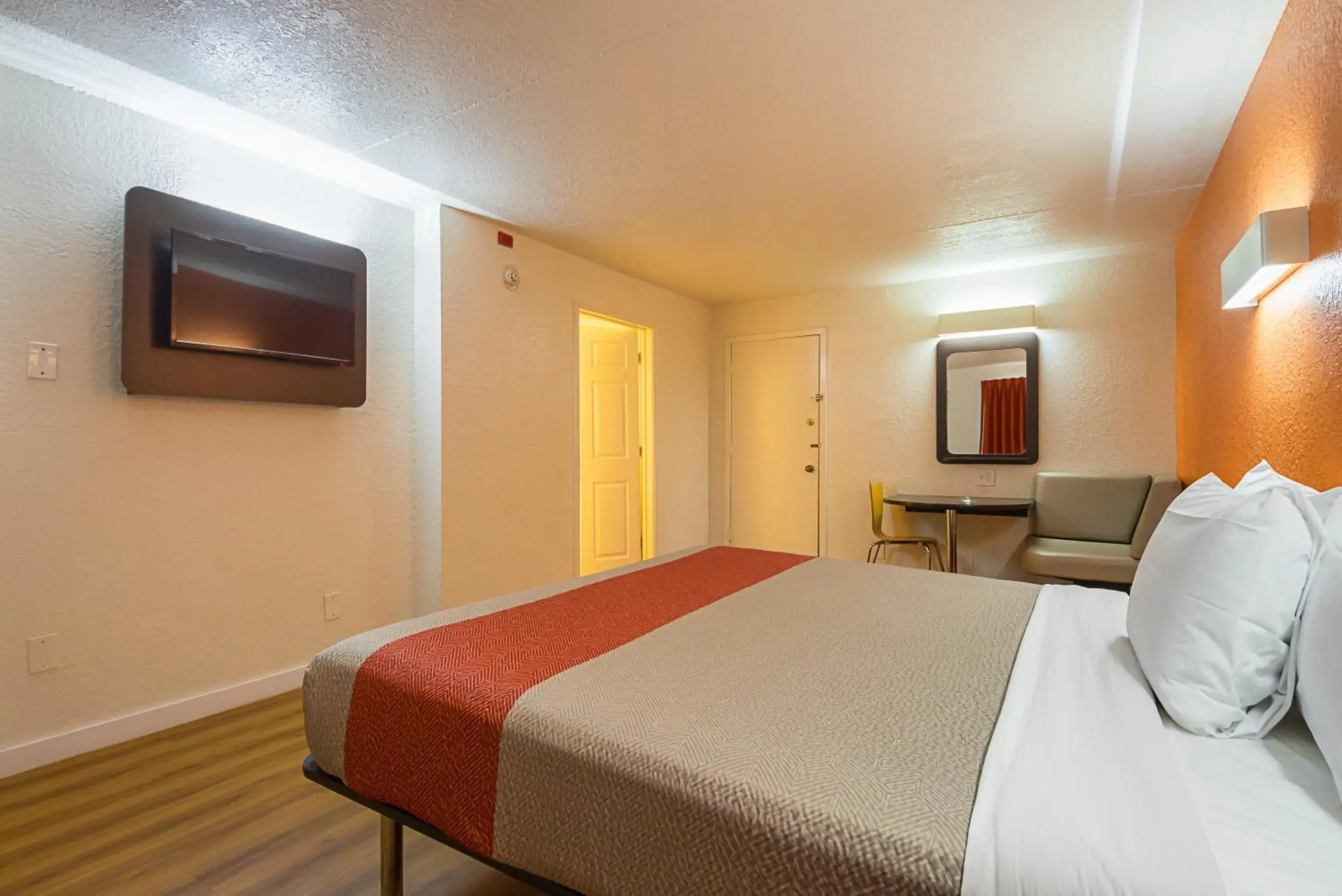 Communal lounge/ TV room, Bed in Motel 6-Garland, TX - Northeast Dallas