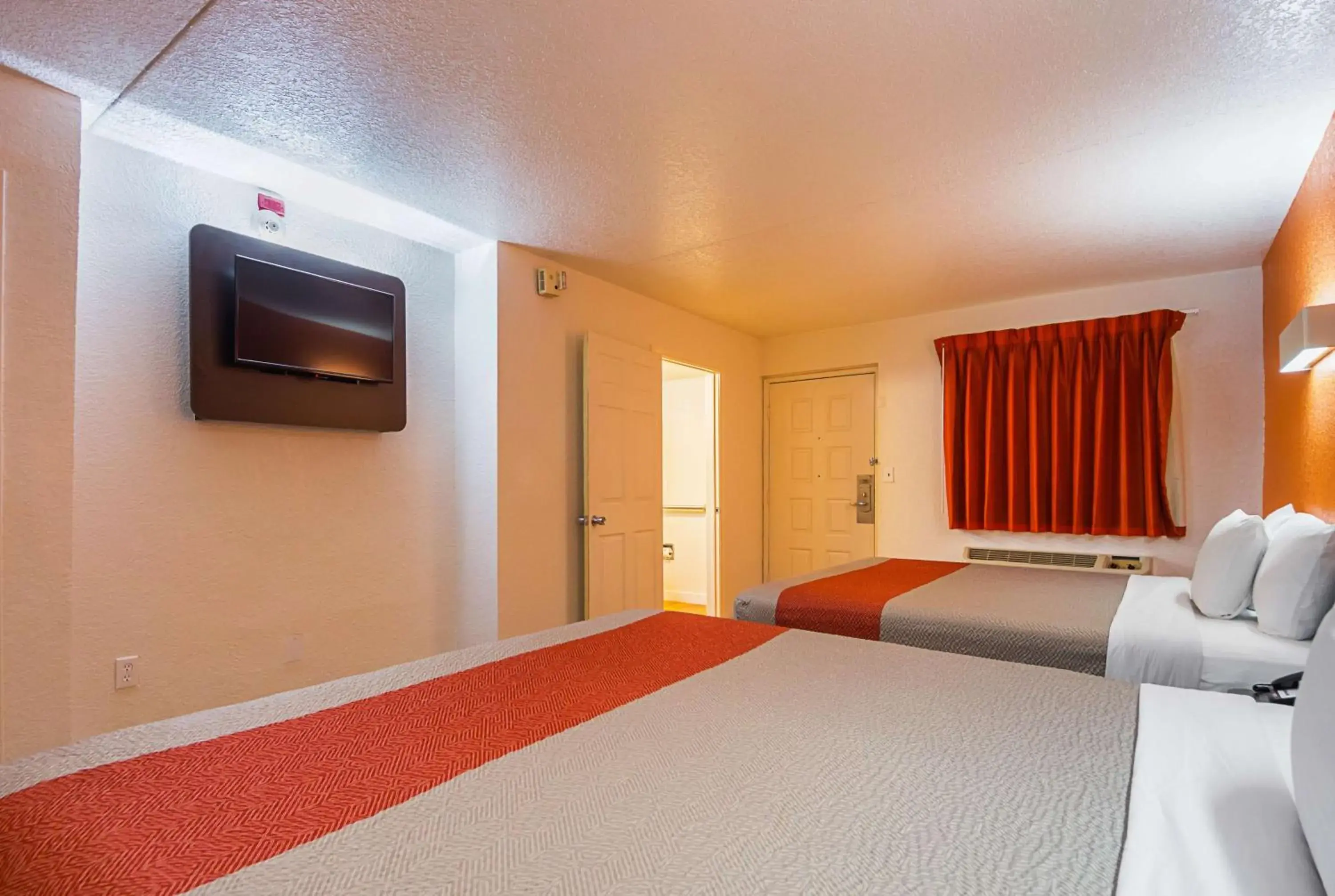 Photo of the whole room, Bed in Motel 6-Garland, TX - Northeast Dallas