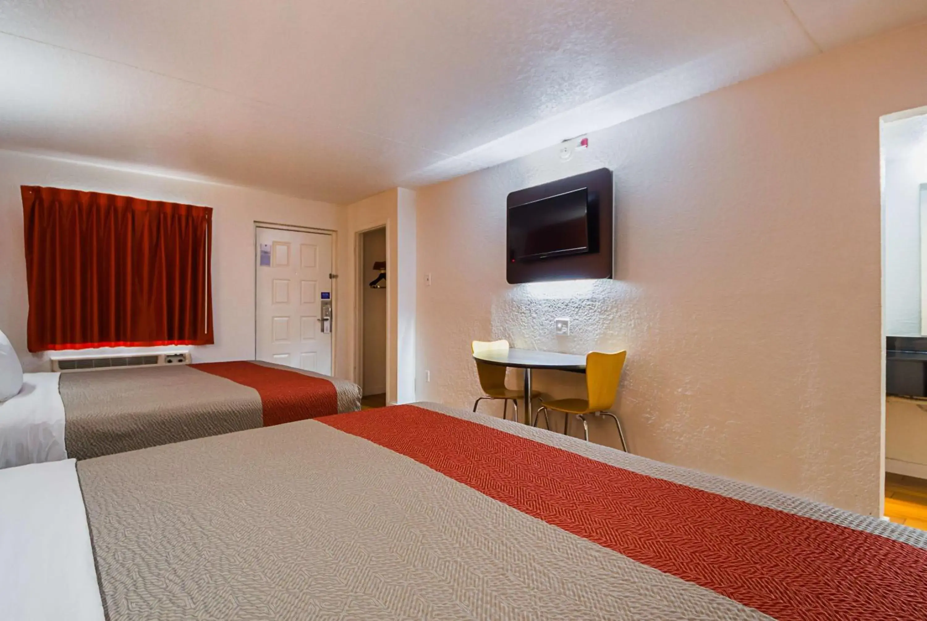 Photo of the whole room, Bed in Motel 6-Garland, TX - Northeast Dallas