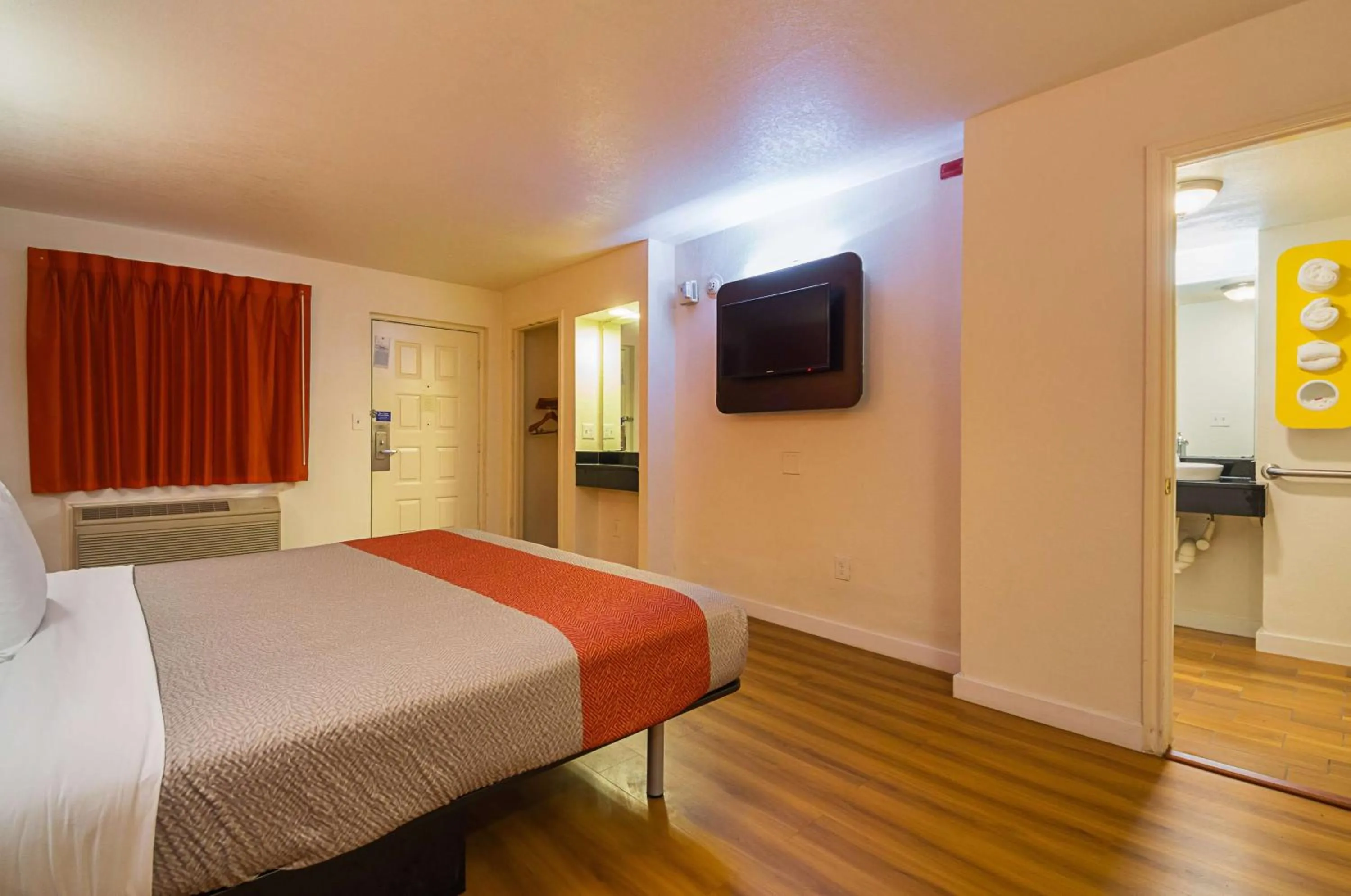 Photo of the whole room, Bed in Motel 6-Garland, TX - Northeast Dallas