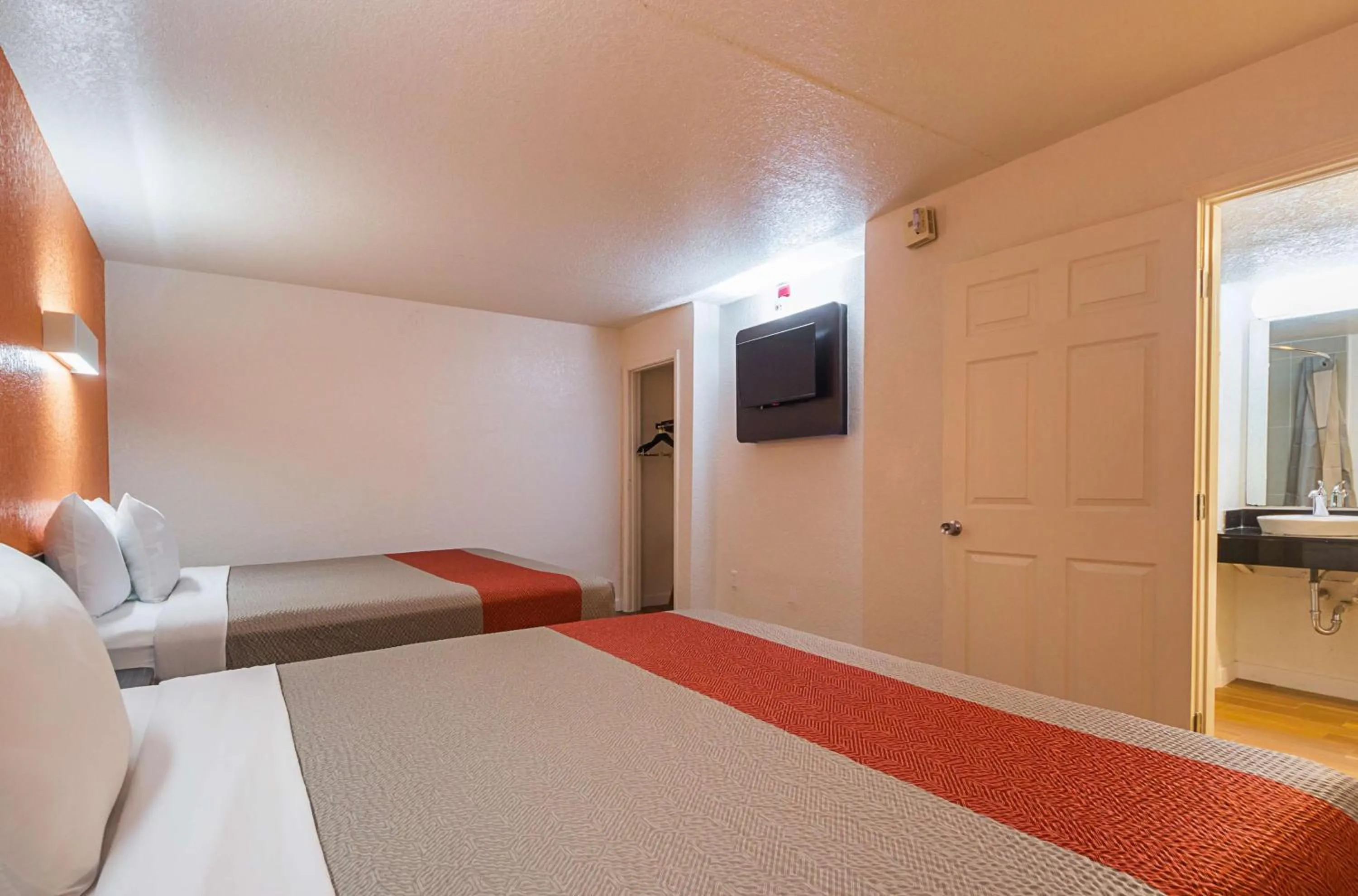 Photo of the whole room, Bed in Motel 6-Garland, TX - Northeast Dallas