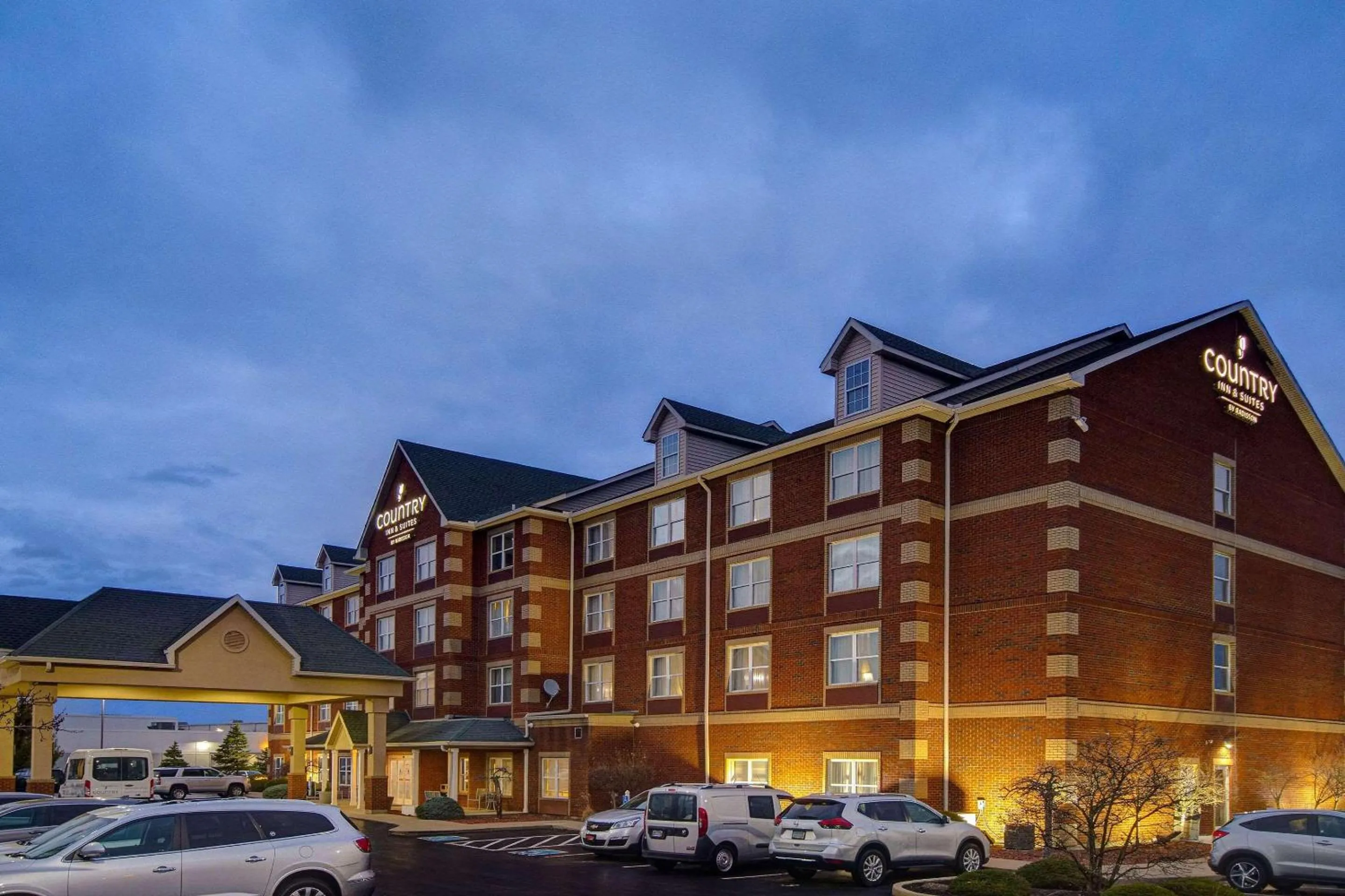 Property building in Country Inn & Suites by Radisson, Cincinnati Airport, KY