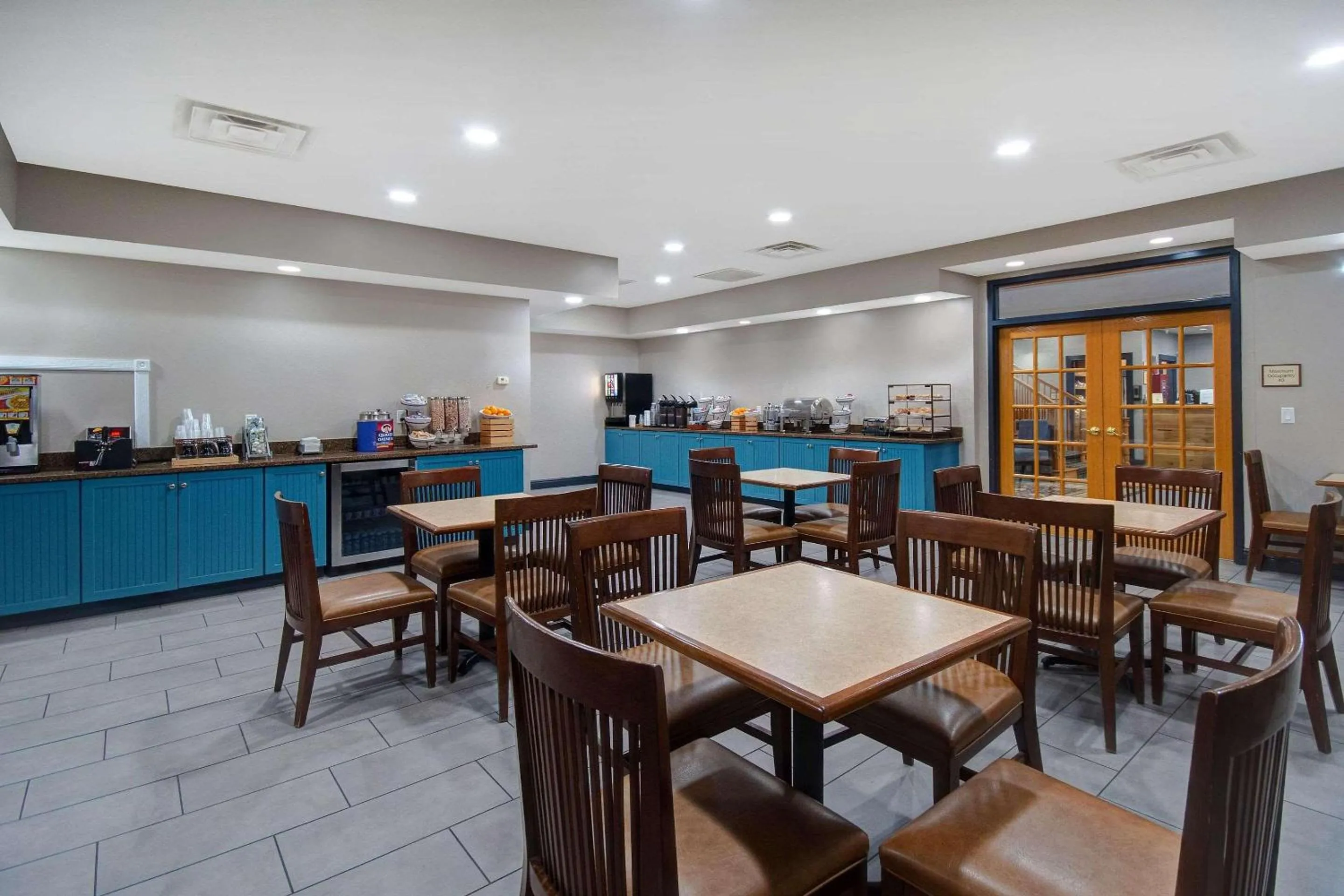 Breakfast in Country Inn & Suites by Radisson, Cincinnati Airport, KY